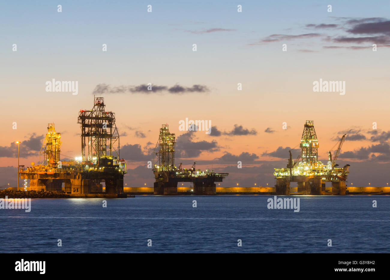 Las Palmas de Gran Canaria, Isole Canarie, Spagna. 17 Giugno, 2016. Meteo: impianti di trivellazione del petrolio in pre alba luce su un glorioso il venerdì mattina in Las Palmas, la capitale di Gran Canaria. Las Palmas la porta è utilizzata da un certo numero di compagnie petrolifere per le riparazioni, rifornimento, e nel caso di alcuni, per impianti di trivellazione di messa fuori servizio per lunghi periodi di tempo a causa della caduta dei prezzi del petrolio e sulla fornitura di petrolio greggio. Credito: Alan Dawson News/Alamy Live News Foto Stock