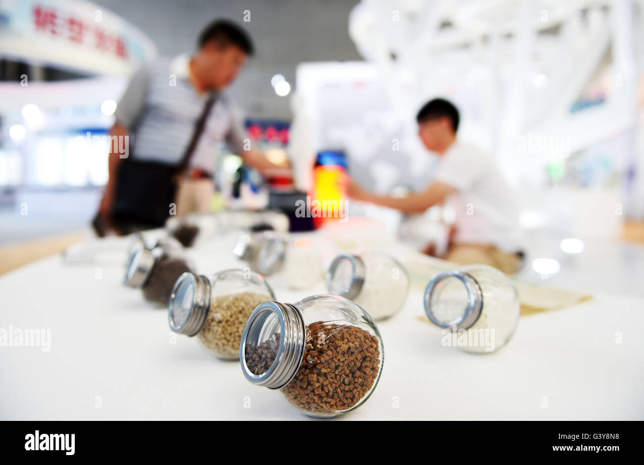 Harbin, la Cina della Provincia di Heilongjiang. 17 Giugno, 2016. Materiali compositi polimerici sono mostrati in corrispondenza della quarta internazionale cinese di materiali avanzati Expostion industria ad Harbin, a nord-est della Cina di Provincia di Heilongjiang, 17 giugno 2016. Il expostion è qui tenuto dal 15 giugno al 19. © Wang Jianwei/Xinhua/Alamy Live News Foto Stock