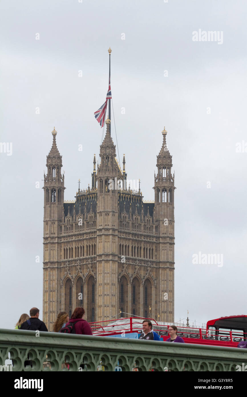 Londra, Regno Unito. 17 Giugno, 2016. Union Jack è abbassato a metà il montante in parlamento come omaggio e rispetto alla manodopera britannica MP Jo Cox che è stato assassinato in Birstall Yorkshire il 16 giugno Credito: amer ghazzal/Alamy Live News Foto Stock