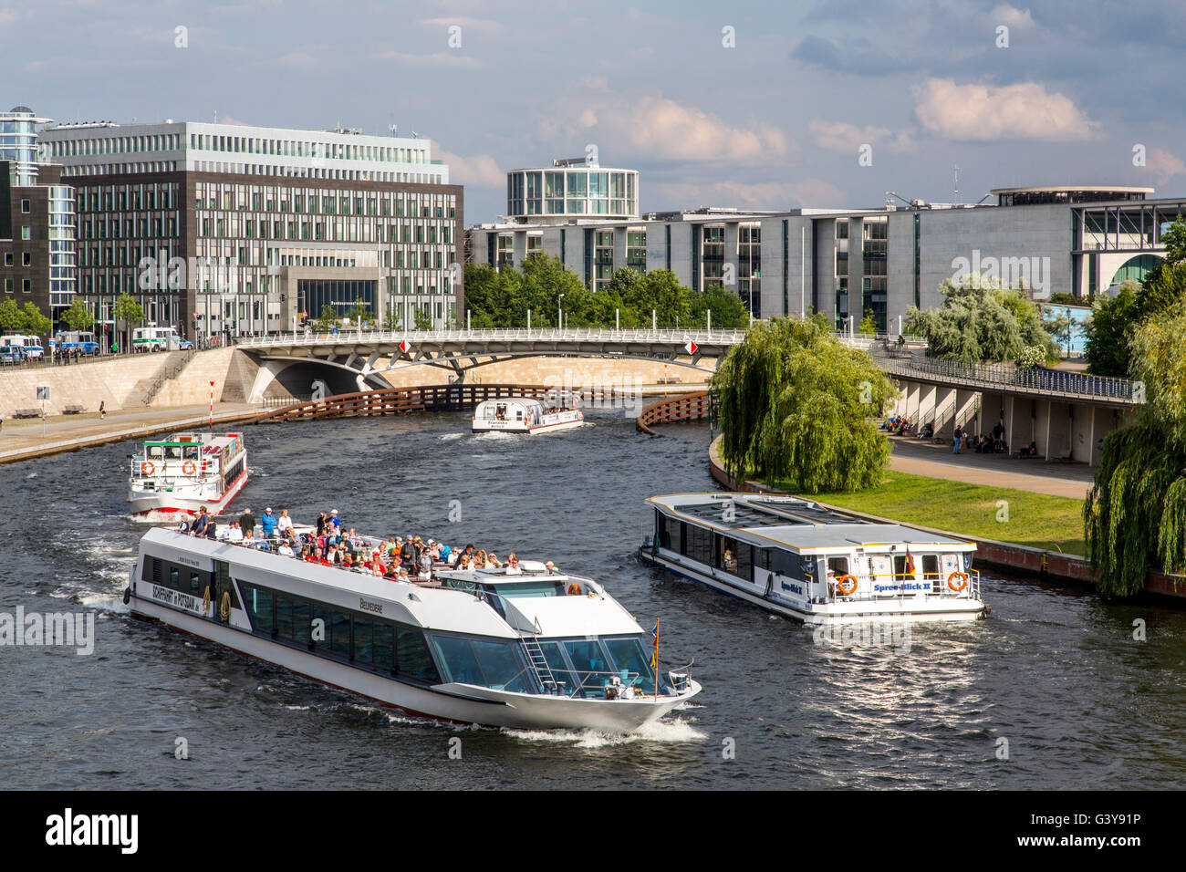 Crociera sul Fiume imbarcazioni, escursione sul fiume Spree, Berlino, Germania, quartiere governativo, capitale Beach beer garden, Foto Stock