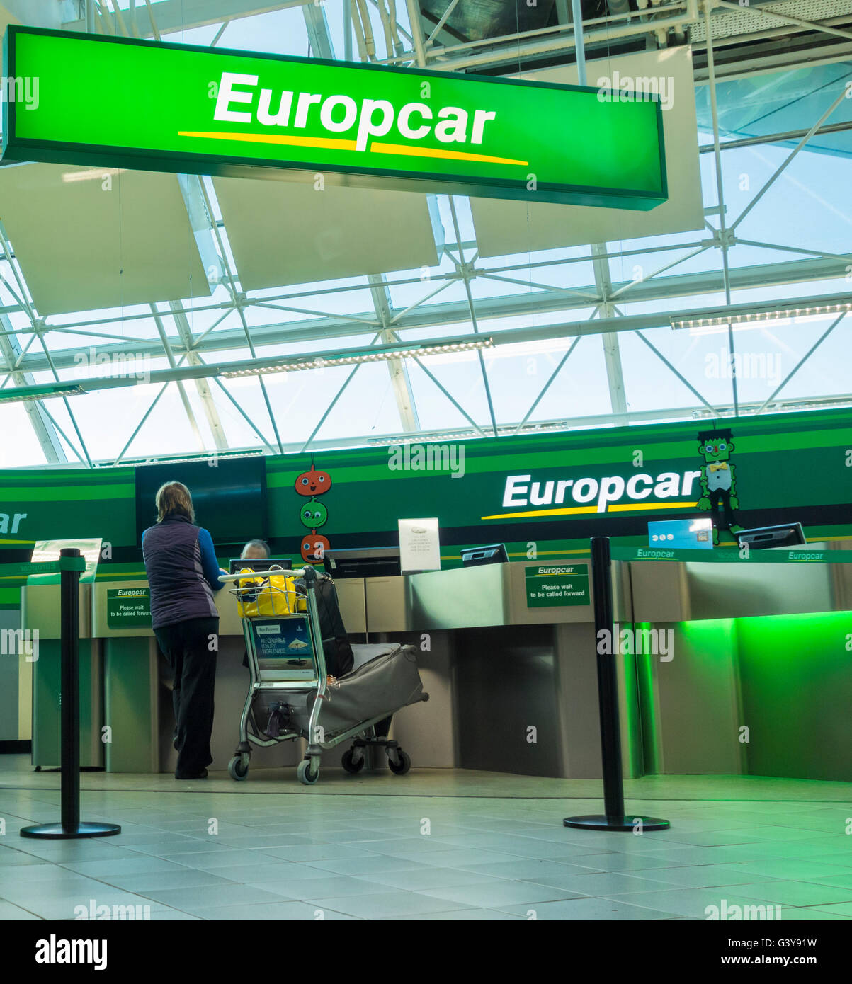 Europcar desk di noleggio auto in aeroporto di Newcastle. In