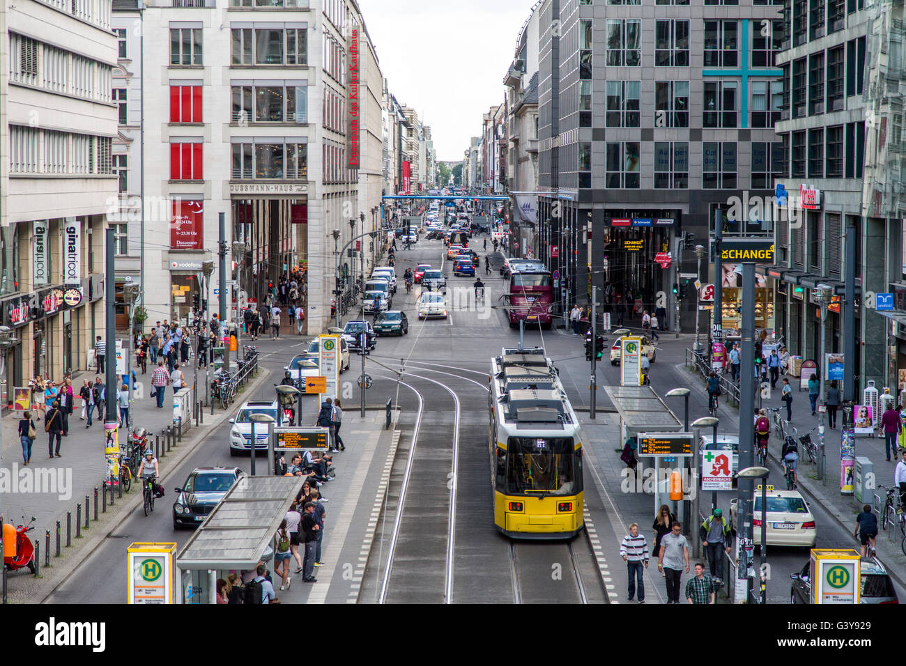 Il traffico su Friedrichstrasse, street, Berlino quartiere Mitte, fermata del tram, negozi, shopping, Germania Foto Stock