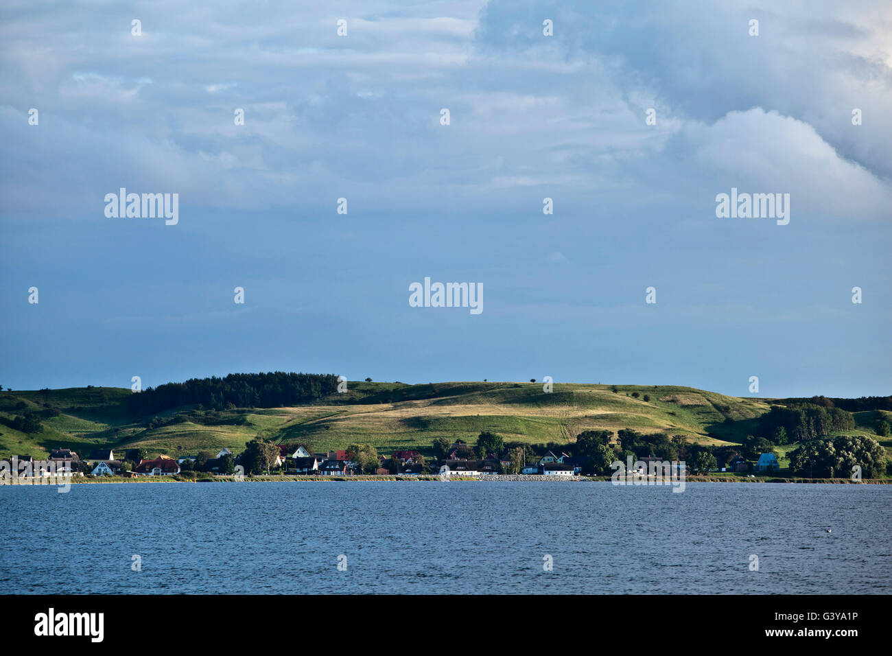 Vista di Hagensche Wiek bay e la città di Gager, Moenchgut penisola, Ruegen Island o Rugia Isola Foto Stock