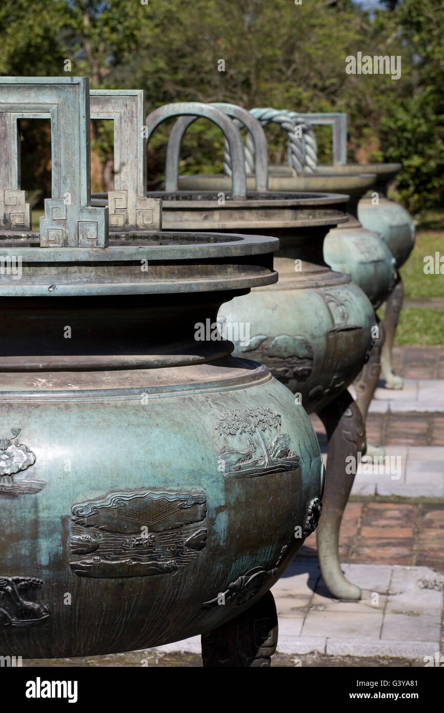 Urne di bronzo per il dominio della dinastia Nguyen imperatori, cittadella di Hué, Vietnam, Asia sud-orientale, Asia Foto Stock