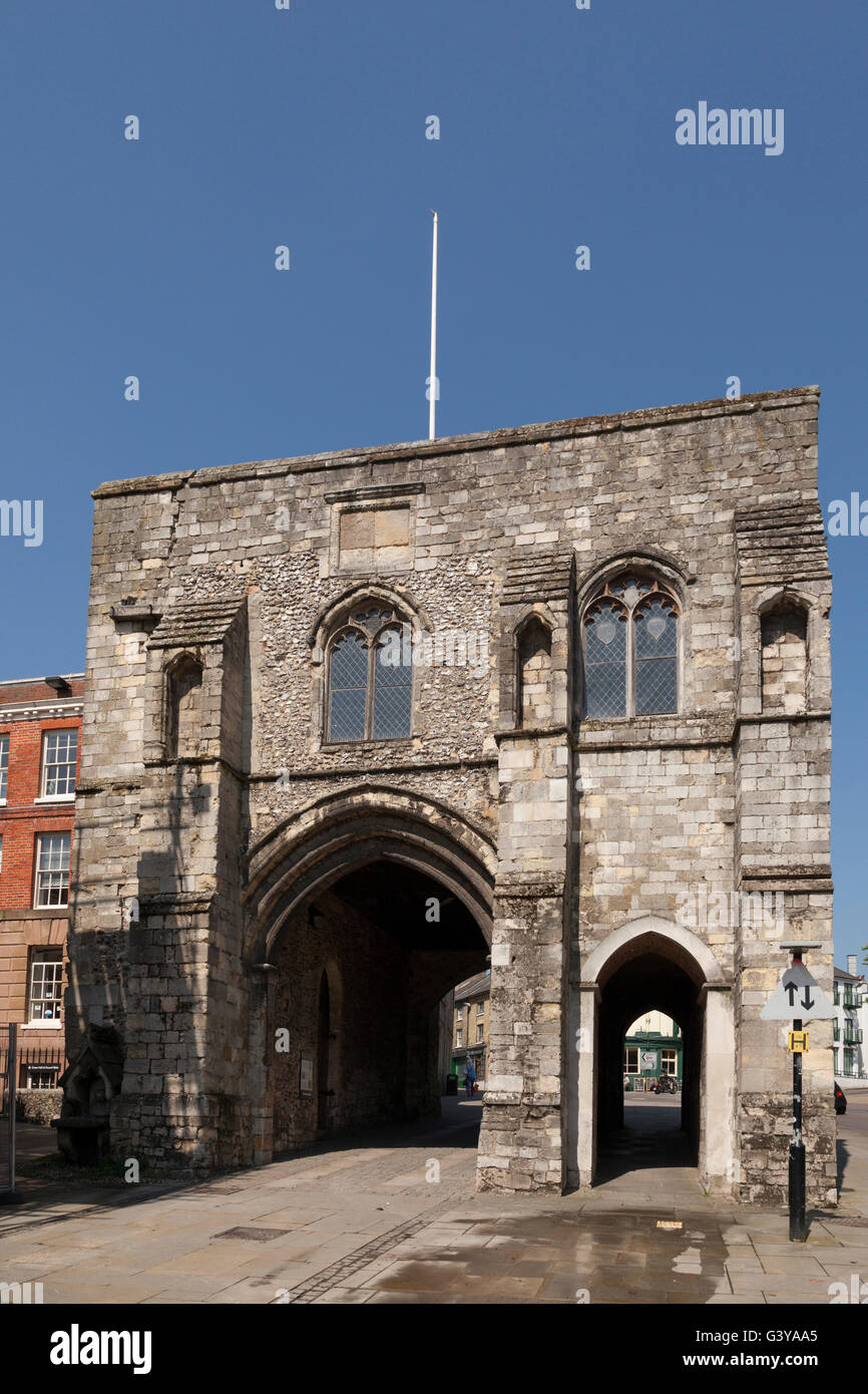 Westgate, uno dei due sopravvissuti gateway fortificato, ora un museo, Winchester, Hampshire, Inghilterra, Regno Unito, Europa Foto Stock
