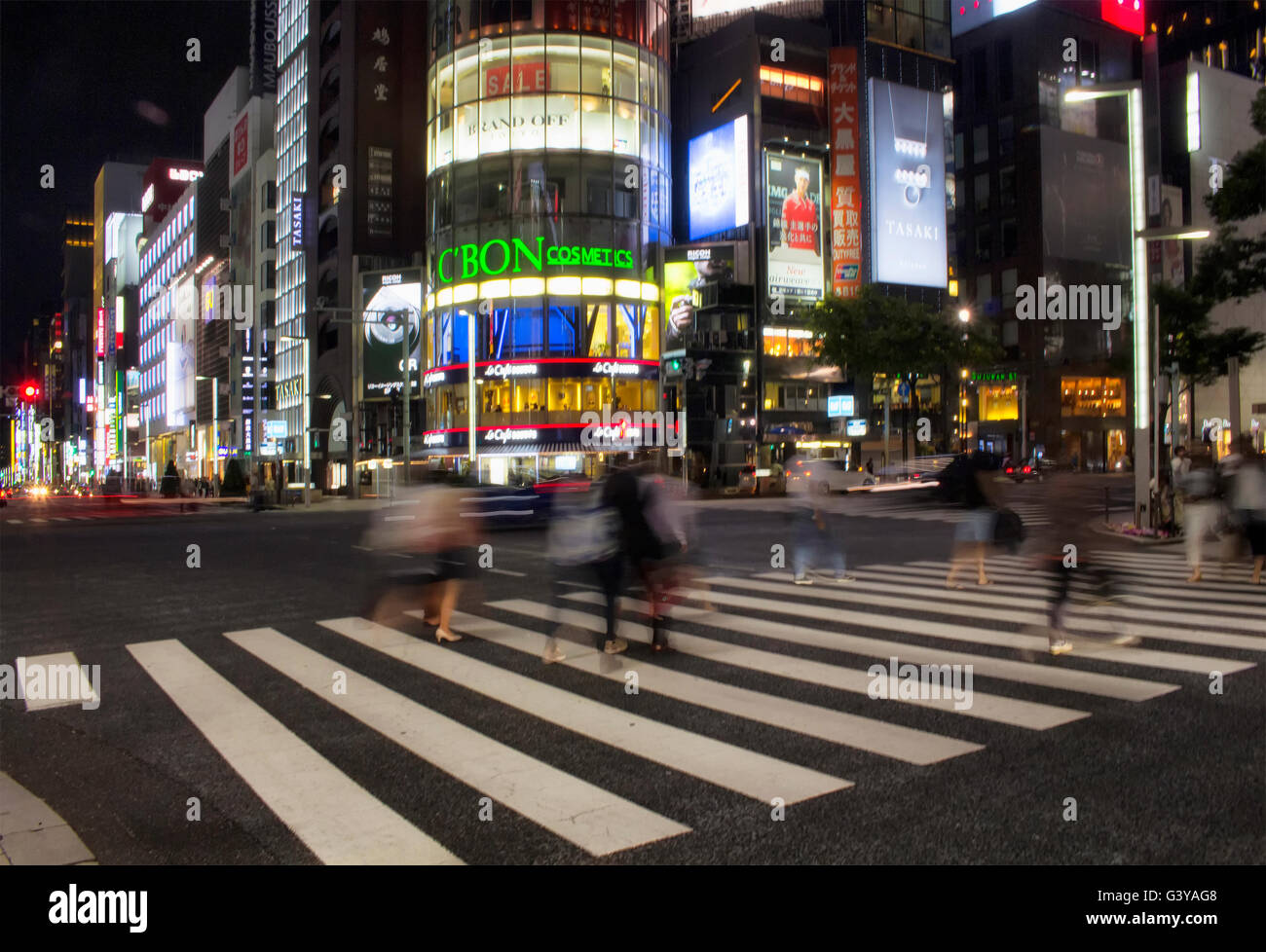 TOKYO - Maggio 2016: persone in movimento sfocato nel lussuoso quartiere dello shopping di Ginza su 28 Maggio 2016 Foto Stock