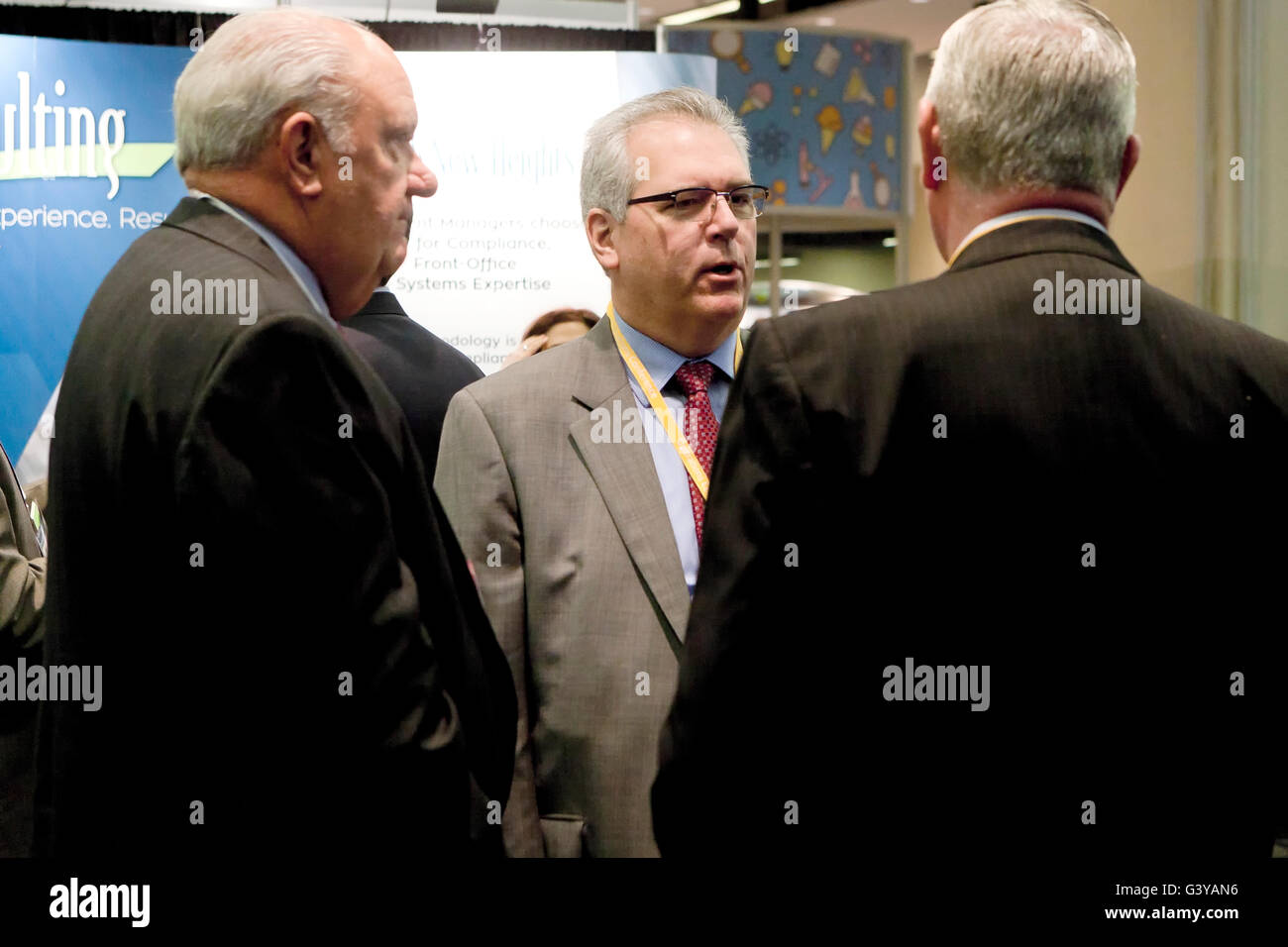 Imprenditori parlando casualmente in occasione di una conferenza - Washington DC, Stati Uniti d'America Foto Stock