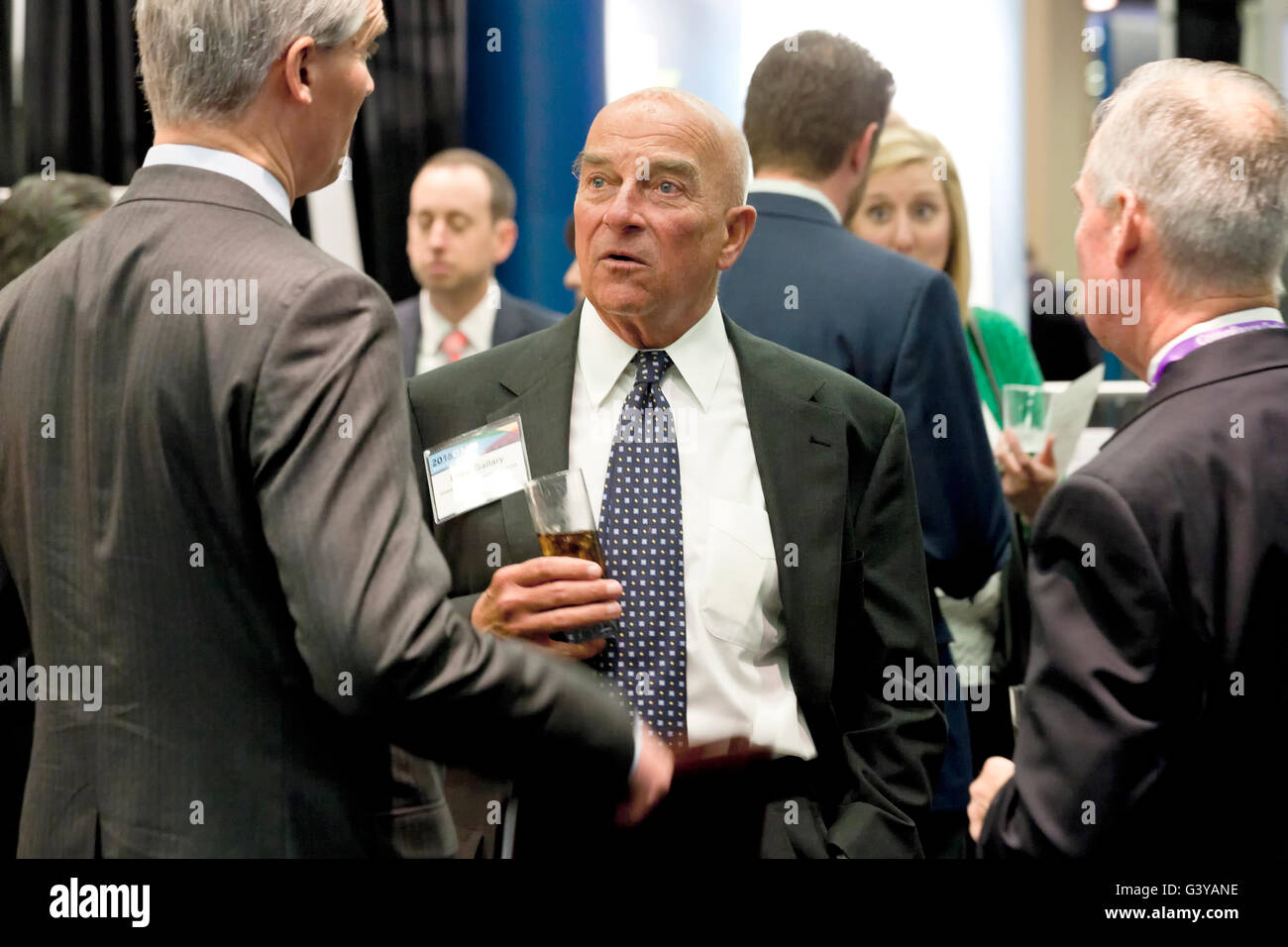 Imprenditori parlando casualmente in occasione di una conferenza - Washington DC, Stati Uniti d'America Foto Stock