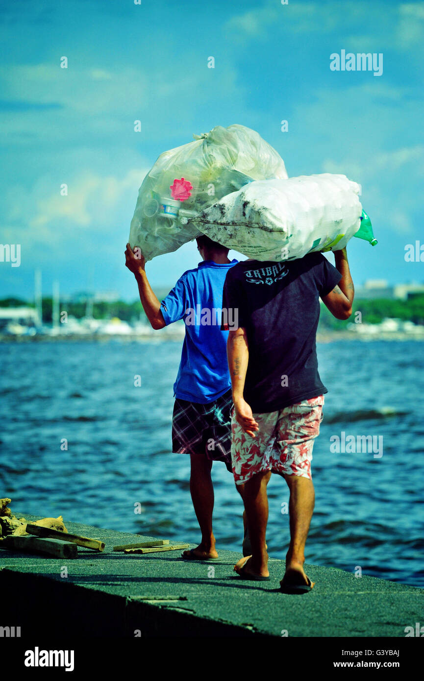 Raccoglitori di immondizia, Baia di Manila, Roxas Boulevard, Manila, Filippine. Foto Stock