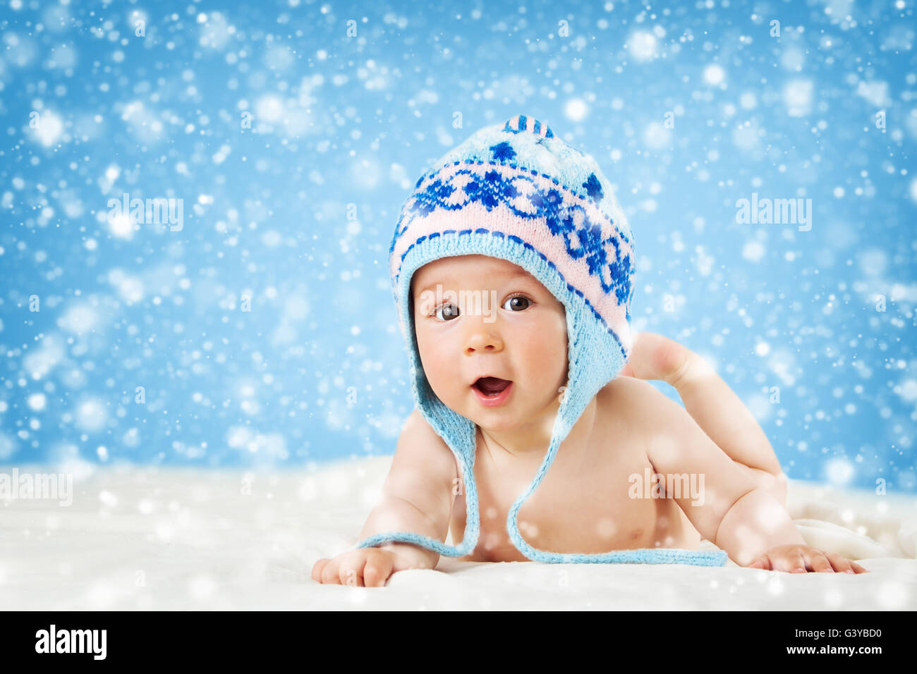 Otto mesi di età bambino giacente sul morbido manto Foto Stock