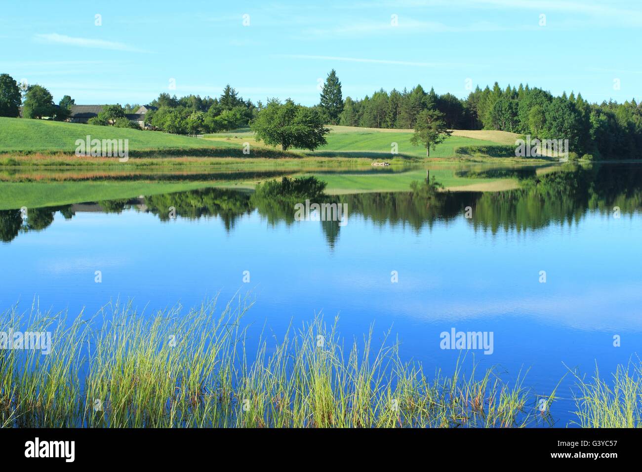 Il lago e i campi nella regione Kashubian, a nord della Polonia Foto Stock