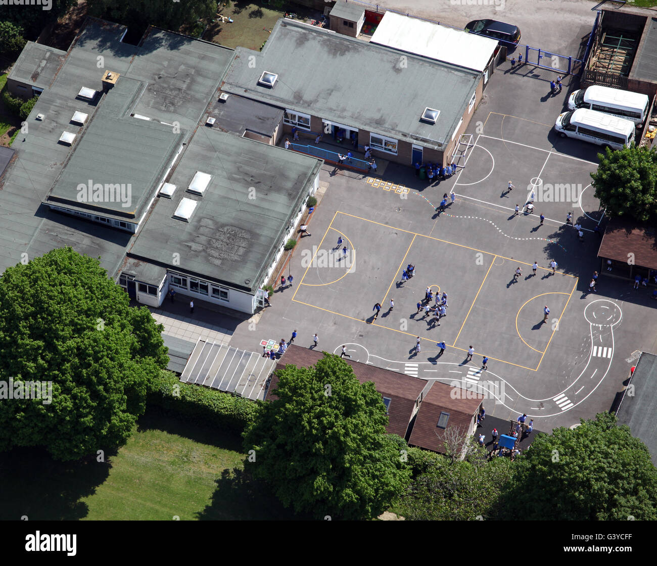 Vista aerea di una scuola con parco giochi per bambini che giocano, England, Regno Unito Foto Stock