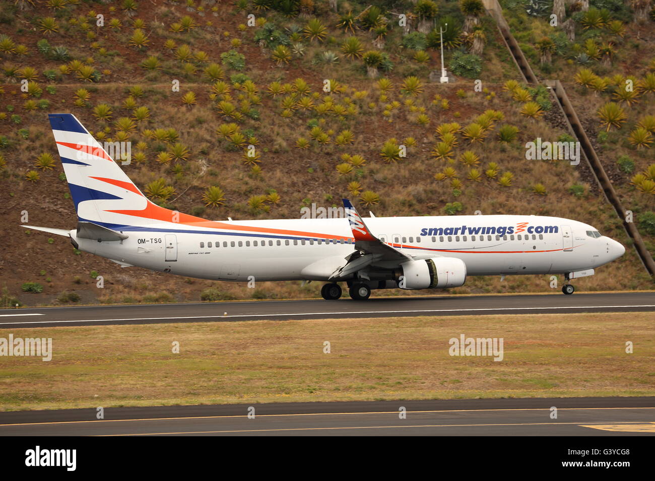 Smart Wings Boeing 737-800(WL) OM-STG arrivando all'aeroporto di Funchal,  Madeira, Portogallo Foto stock - Alamy