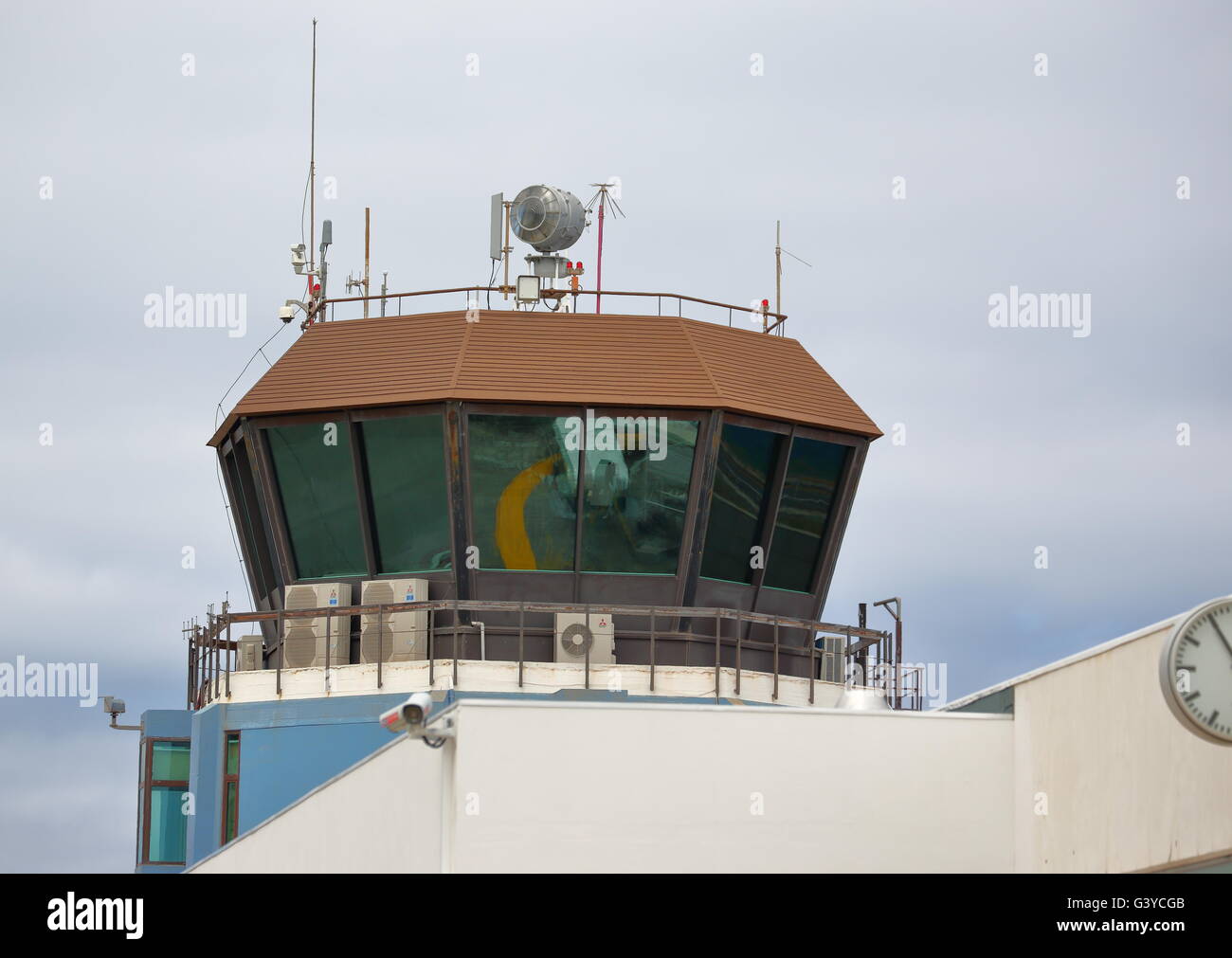 Il controllo del traffico aereo torre sul tetto dell'edificio del terminal presso l'aeroporto di Funchal, Madeira, Portogallo Foto Stock