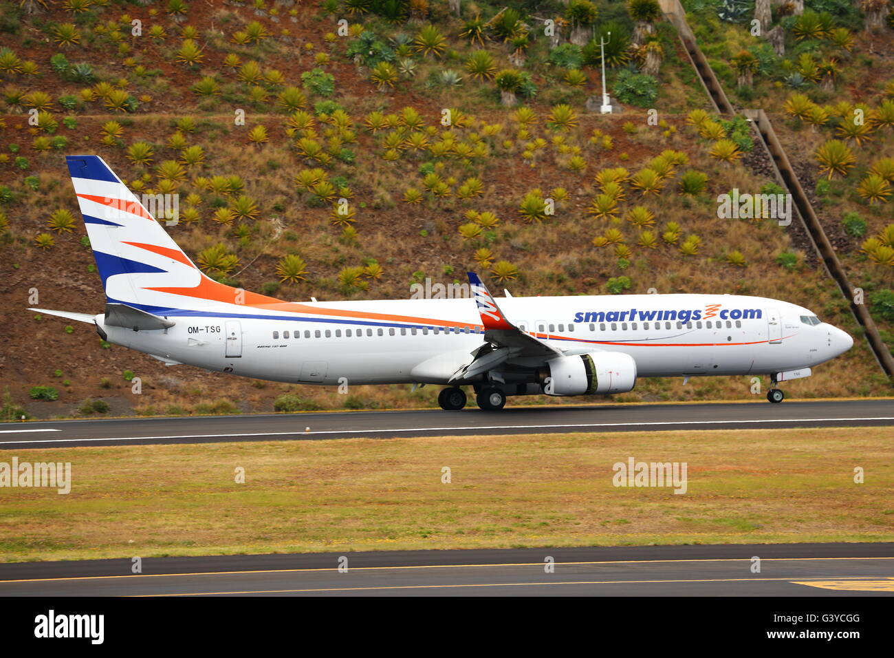 Smart Wings Boeing 737-800(WL) OM-STG arrivando all'aeroporto di Funchal, Madeira, Portogallo Foto Stock