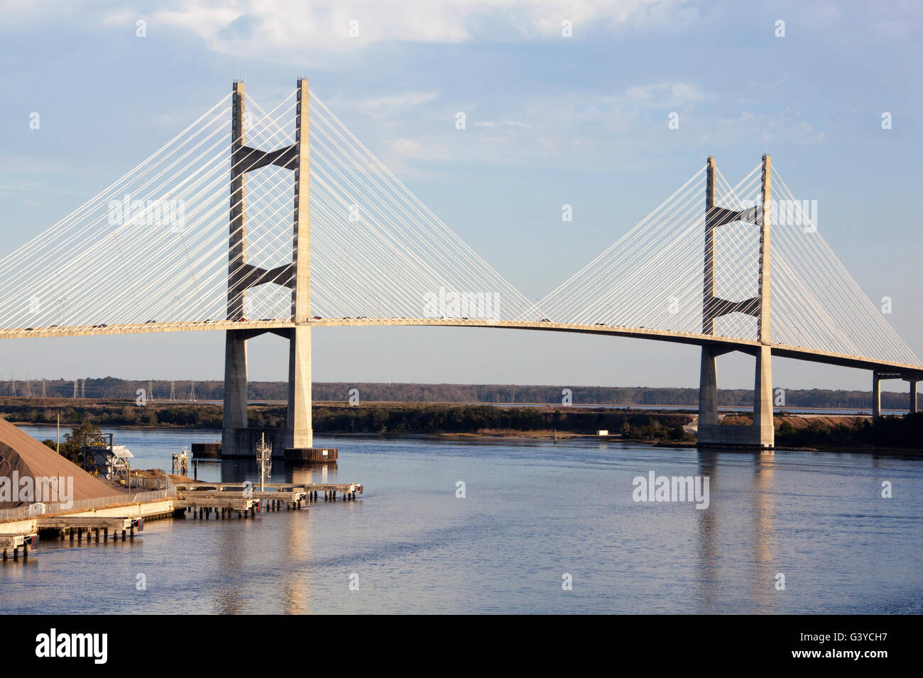 La vista di un ponte su St. Johns fiume nella città di Jacksonville (Florida). Foto Stock