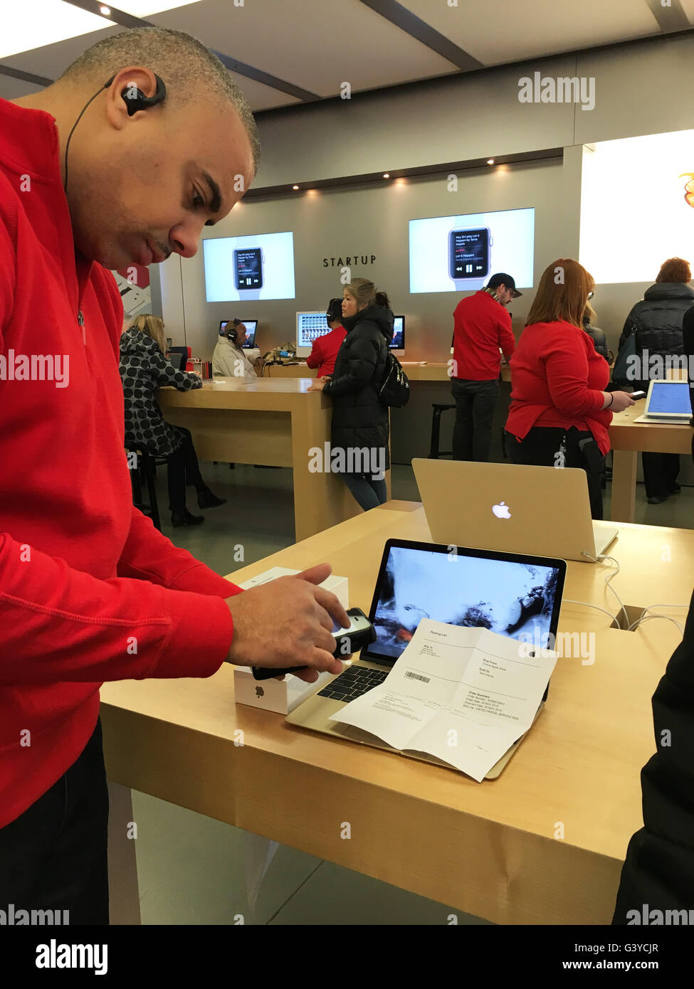 Dipendente in Apple Store rendendo elettronica e cartacea ricevuta, Apple Store, Seattle, nello Stato di Washington, USA Foto Stock