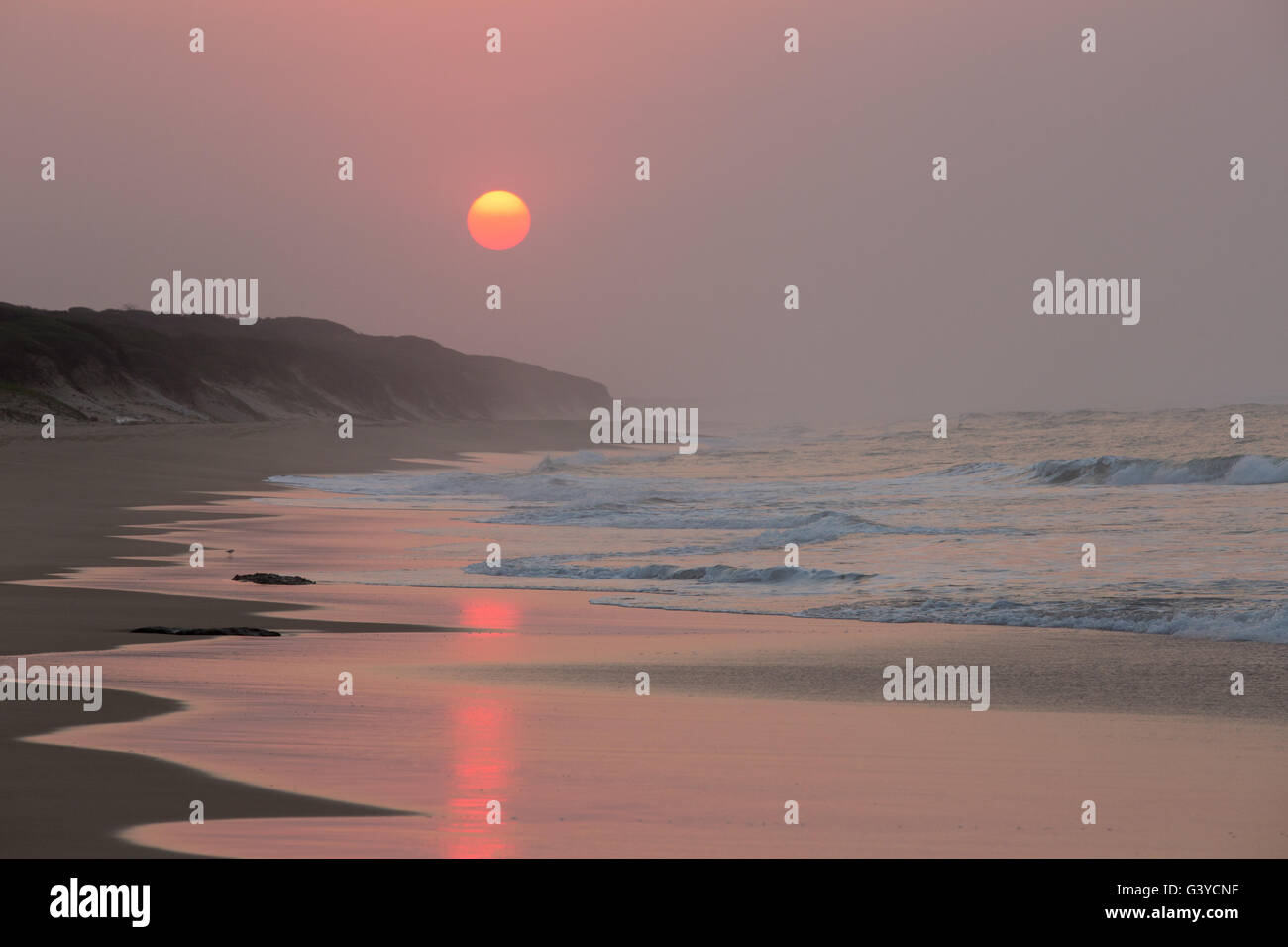 Moody sunrise sulla spiaggia in Mozambico Foto Stock