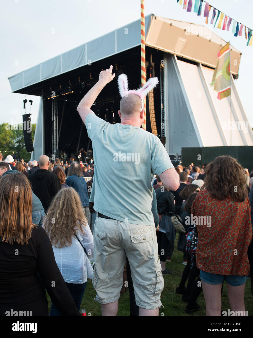 Persone di mezza età uomo calvo in silly copricapo 'dannuncio dancing' al Nemico pubblico al festival di musica, Oxford Regno Unito Foto Stock