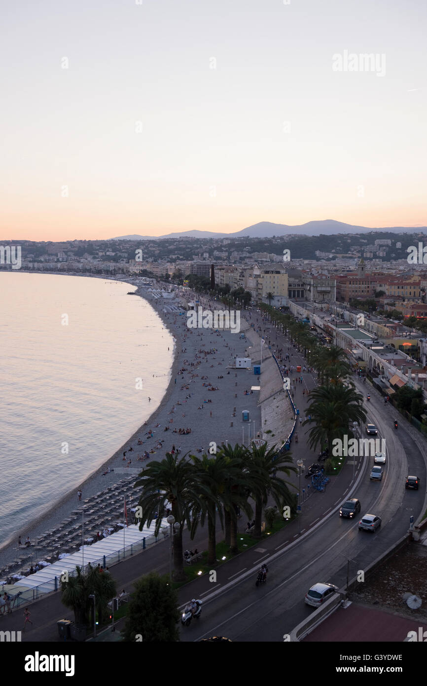 Vista di Nizza Promenade des Anglais da colline du Château (Castle Hill) al tramonto. Baia degli Angeli Foto Stock