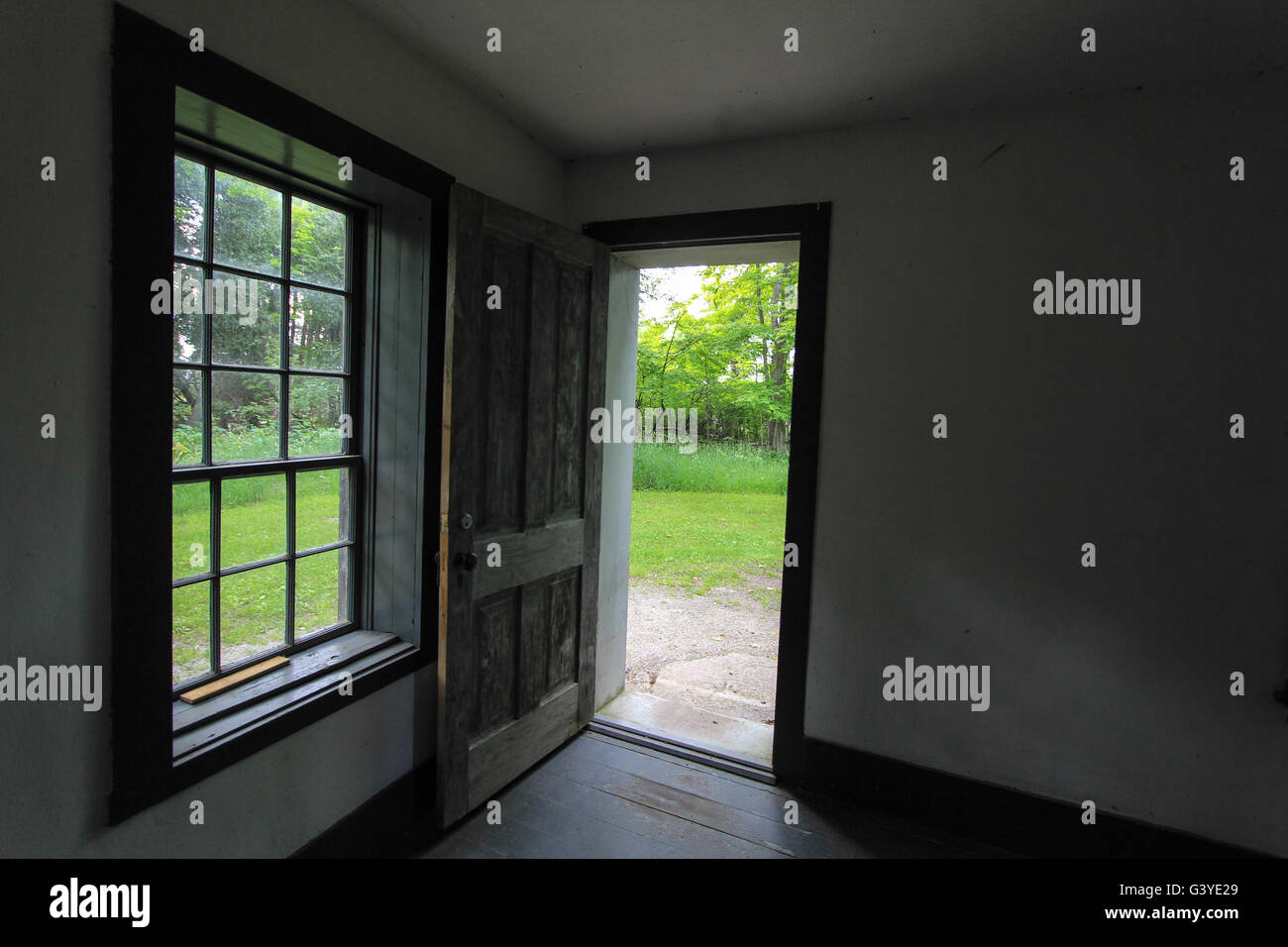 Aprire lo sportello per la via di uscita. Stanza vuota e finestra con porta aperta che conduce all'esterno. Foto Stock