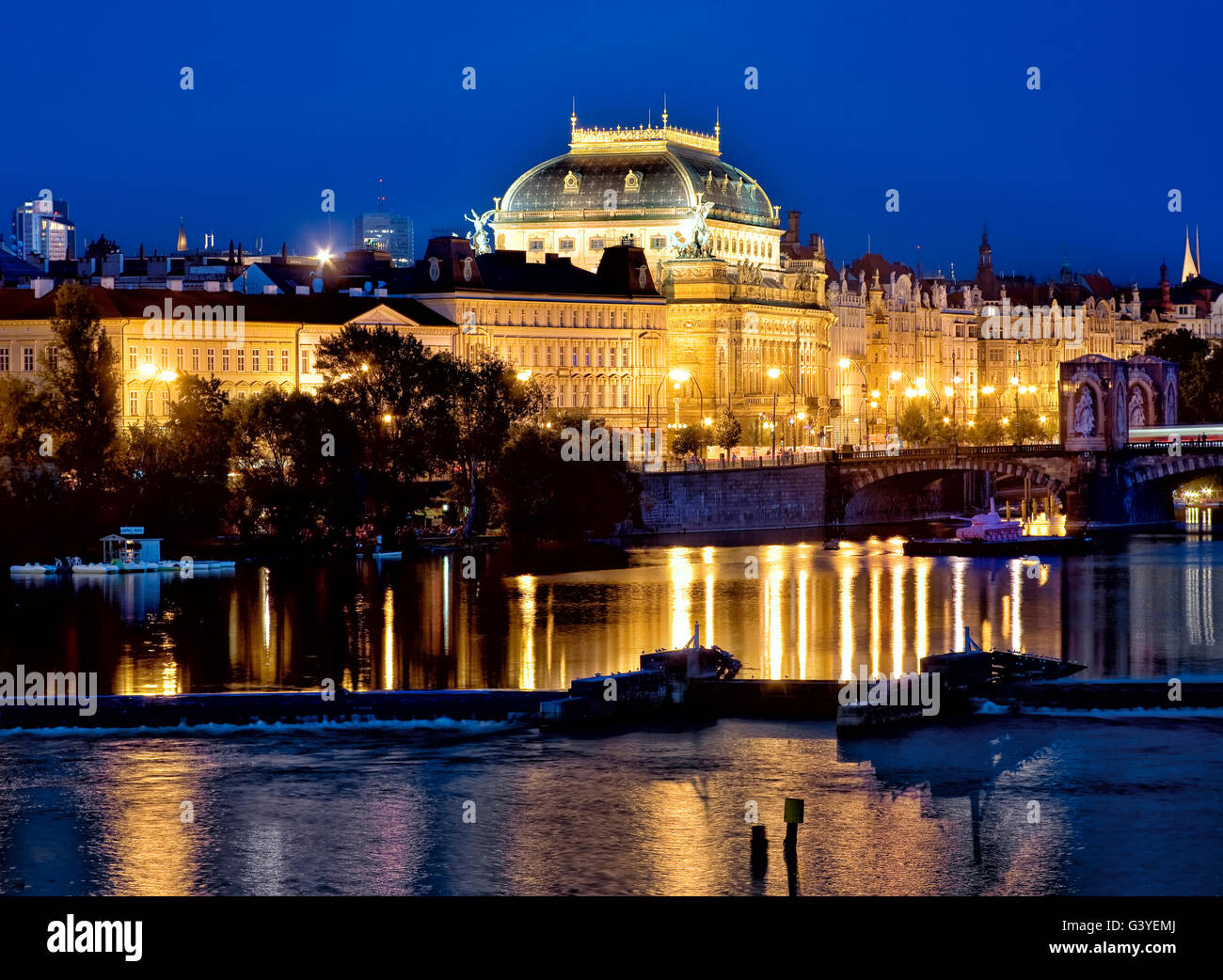 Il Teatro Nazionale di Praga di notte Foto Stock
