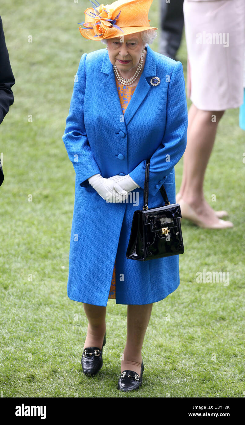 La regina Elisabetta durante il giorno tre di Royal Ascot 2016, a Ascot Racecourse. Foto Stock