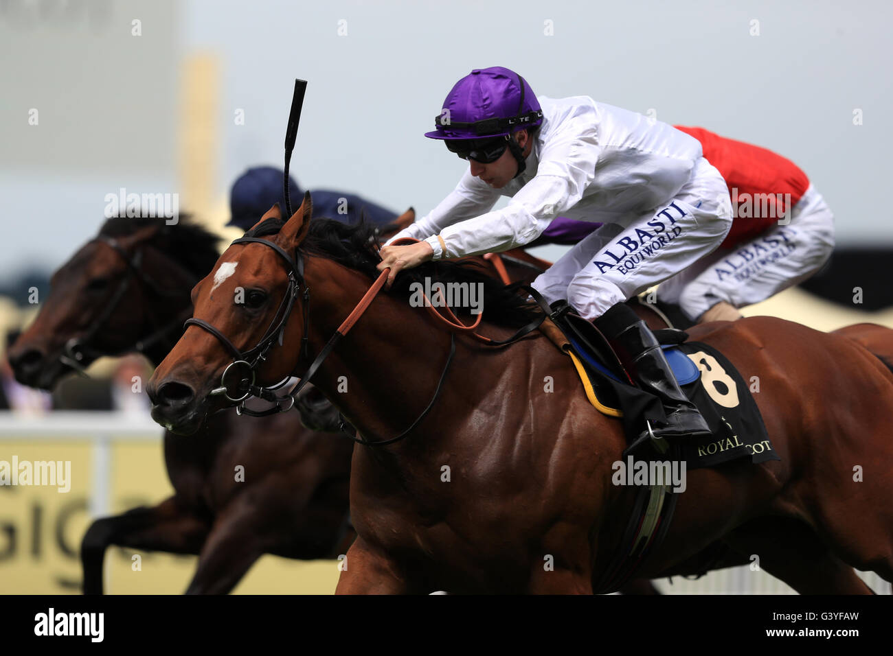 Jockey Luca Morris a bordo il principe di Lir (centro) vince il 14.30 Norfolk Stakes durante il giorno tre di Royal Ascot 2016, a Ascot Racecourse. Foto Stock