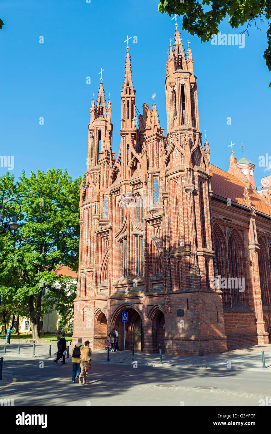 VILNIUS, Lituania - 7 giugno 2016: la gente vicino alla chiesa di Sant'Anna e i santi Francesco e Bernardino Chiesa di Vilnius, Lithu Foto Stock
