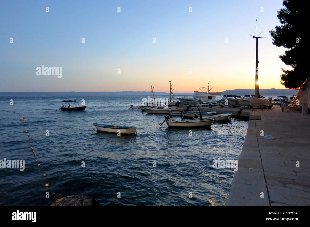 Tramonto sul mare Adriatico a Makarska Croazia Foto Stock