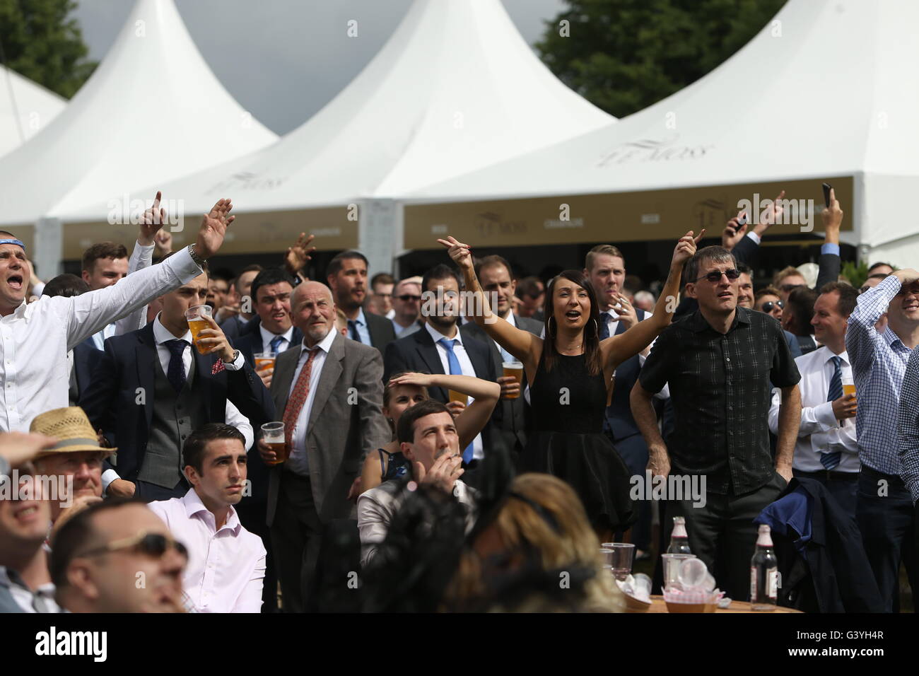 Tifosi inglesi celebrare Jamie Vardy's obiettivo durante la terza giornata del Royal Ascot 2016, a Ascot Racecourse. Foto Stock