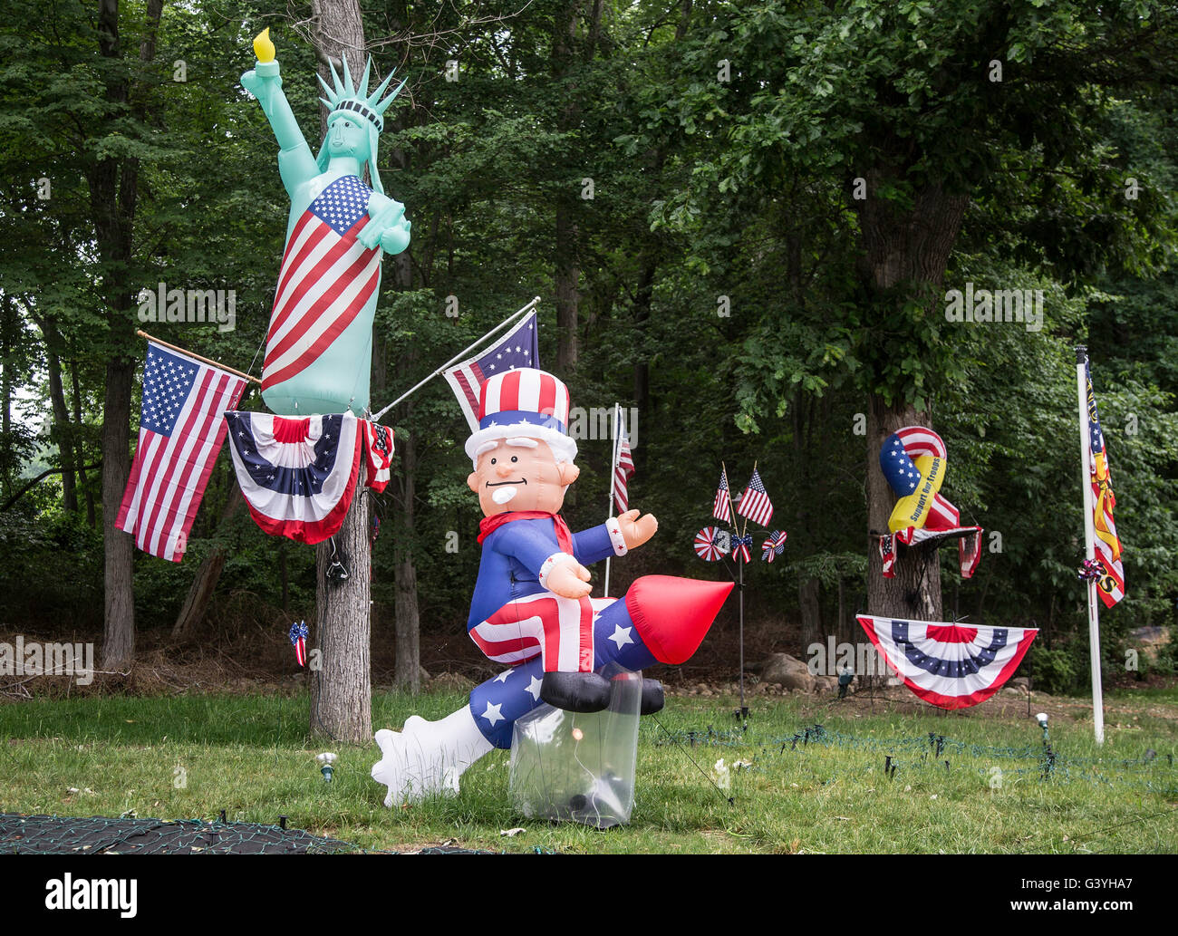Display patriottica per il quarto di luglio sul prato anteriore di una casa suburbana Foto Stock