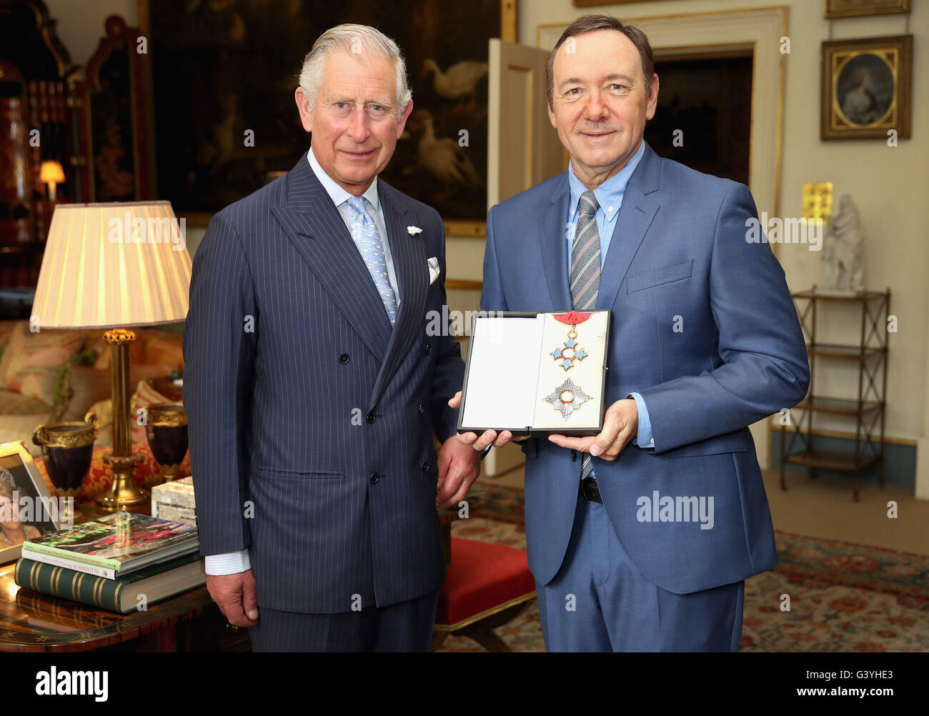 Il Principe di Galles presenta attore Kevin Spacey con il suo onorario di KBE (Cavaliere Comandante dell'ordine dell'Impero Britannico) per servizi a teatro delle arti, dell'educazione e cultura internazionale al Clarence House. Foto Stock