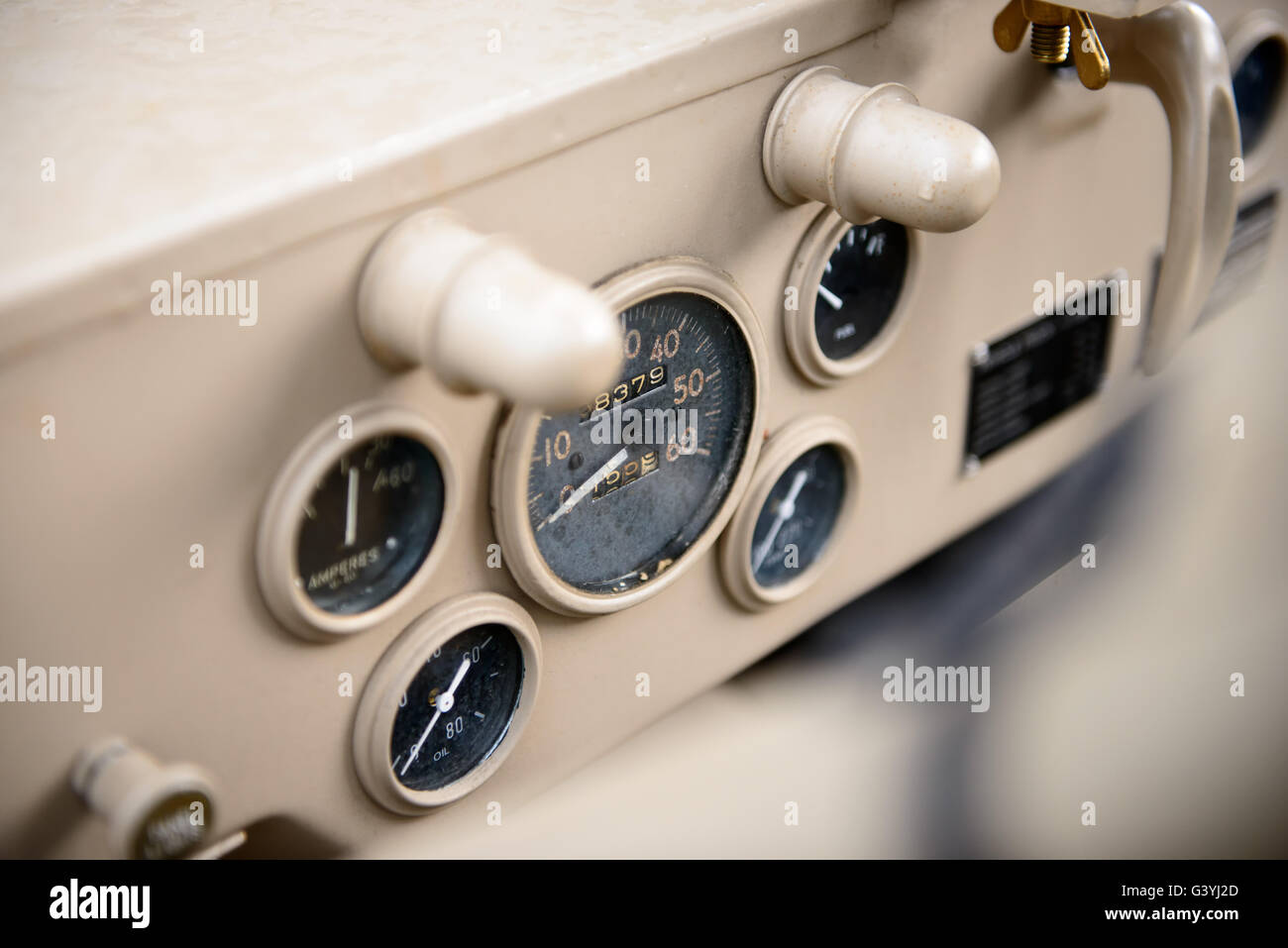 Chiusura del pannello di un antico veicolo militare Foto Stock