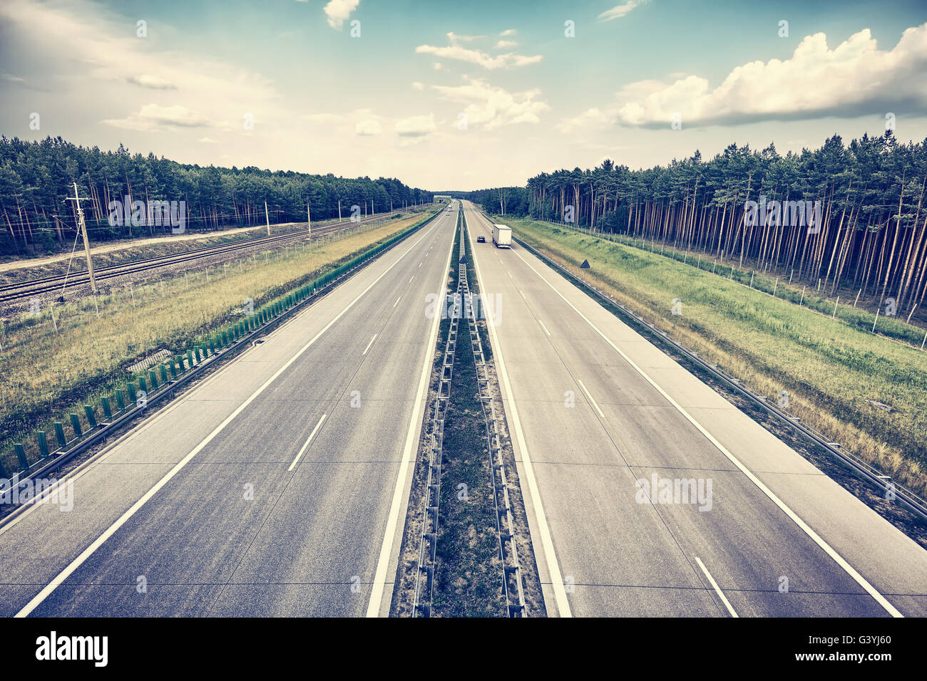 Retrò immagine stilizzata di un autostrada, concetto di viaggio. Foto Stock