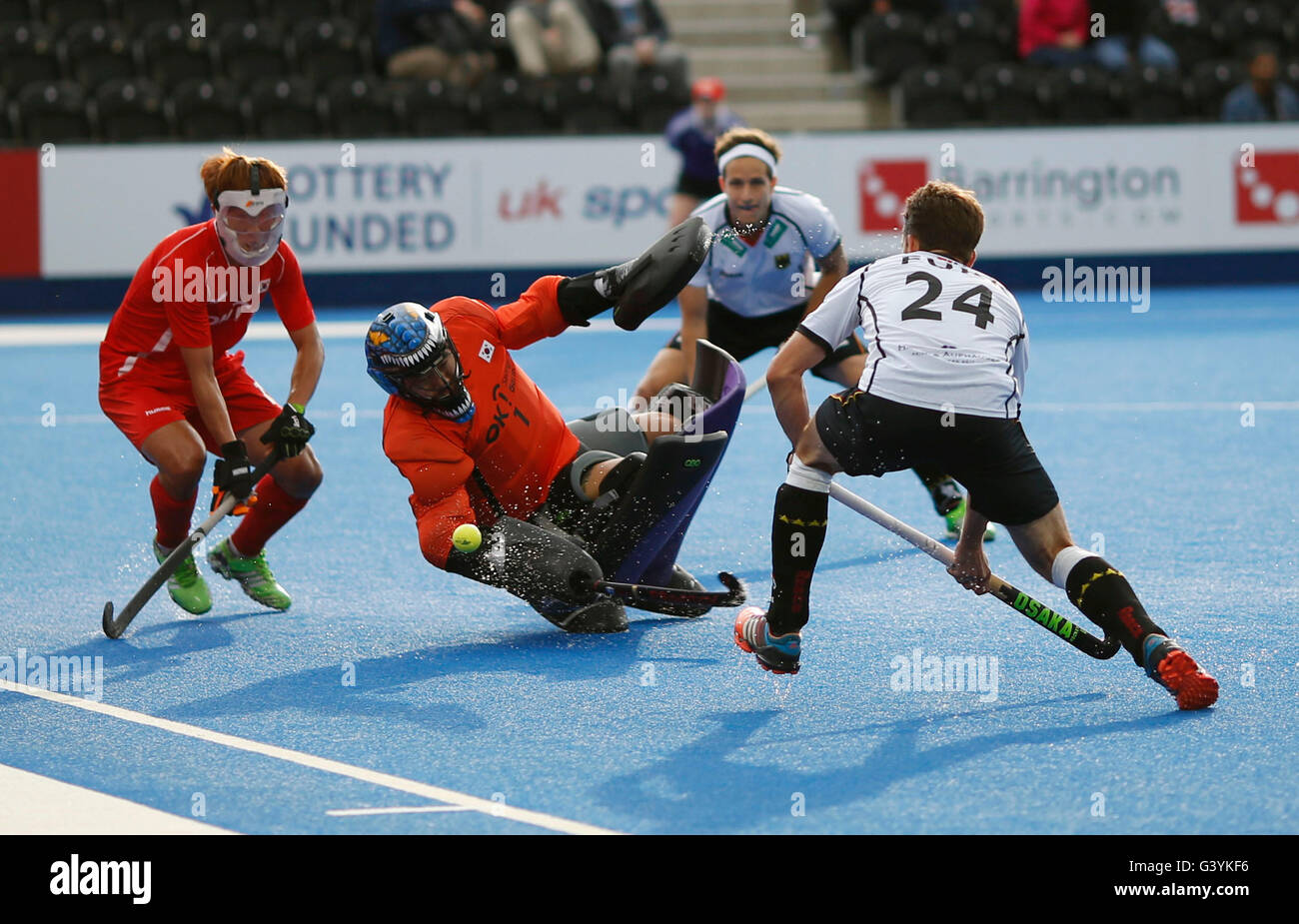 Corea Doopyo Hong fa un salvataggio durante la fase di pool di corrispondenza tra la Corea e la Germania il giorno cinque della FIH uomini Champions Trophy presso la Queen Elizabeth Olympic Park, Londra. Foto Stock
