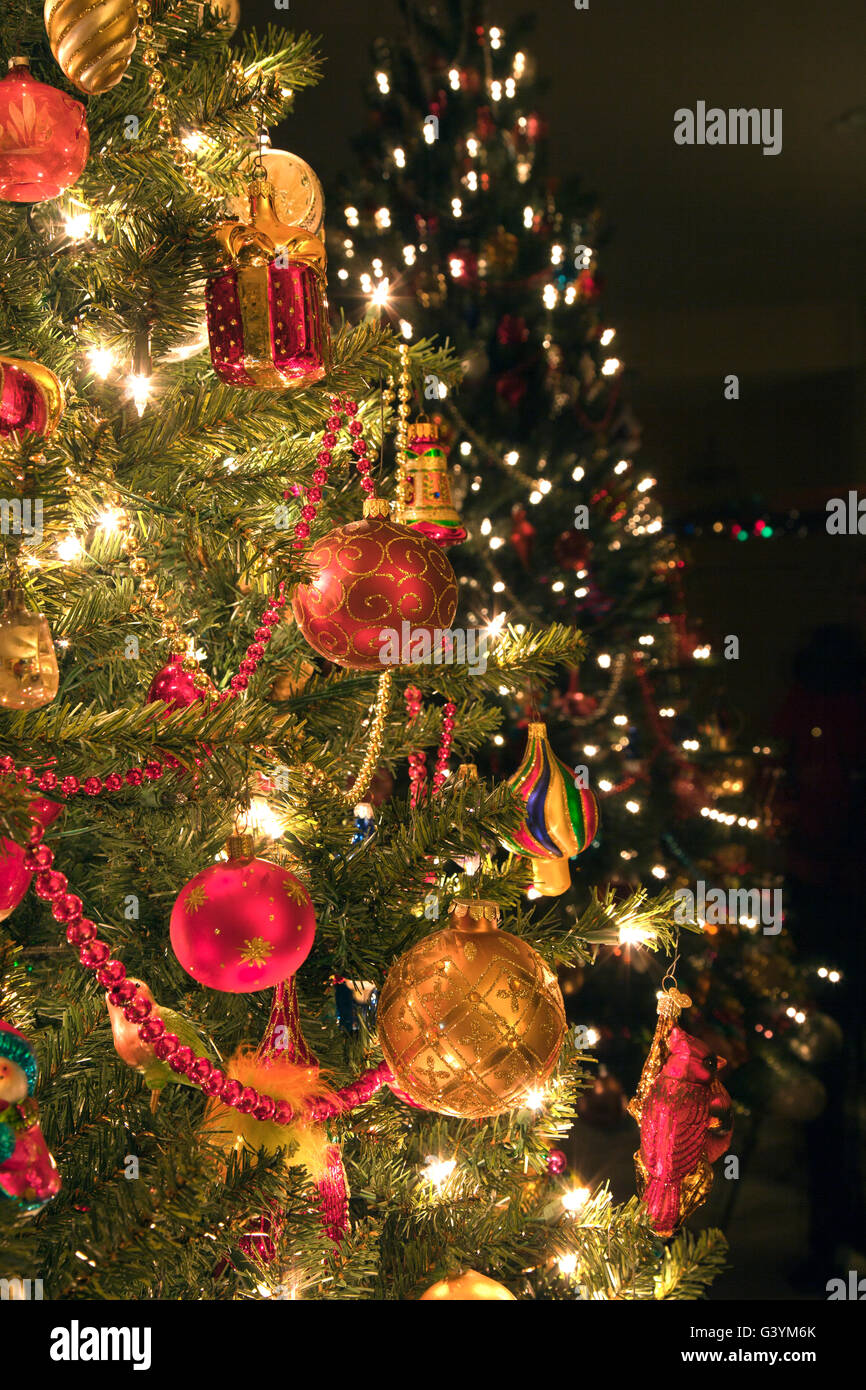 Addobbi per l'albero di Natale con la riflessione in background. Foto Stock