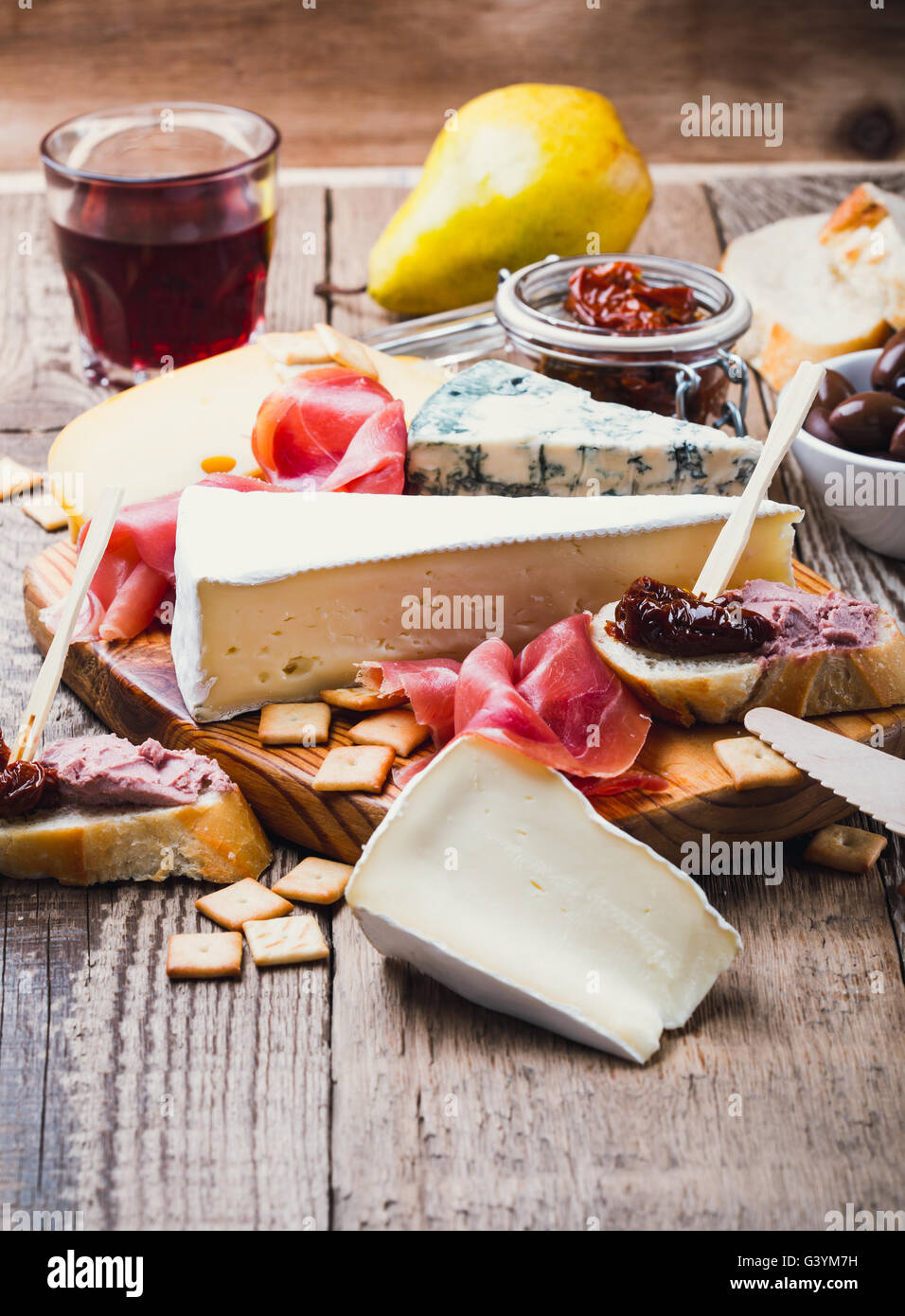 Piatto di antipasti con diversi la carne e i formaggi prodotti sul pannello di legno Foto Stock