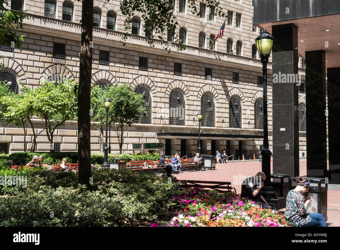 Piazza pubblica di fronte alla Federal Reserve Bank, NYC Foto Stock