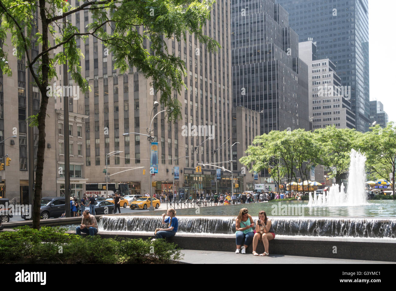 Riflettendo la piscina e fontane, Rockefeller Center, NYC Foto Stock