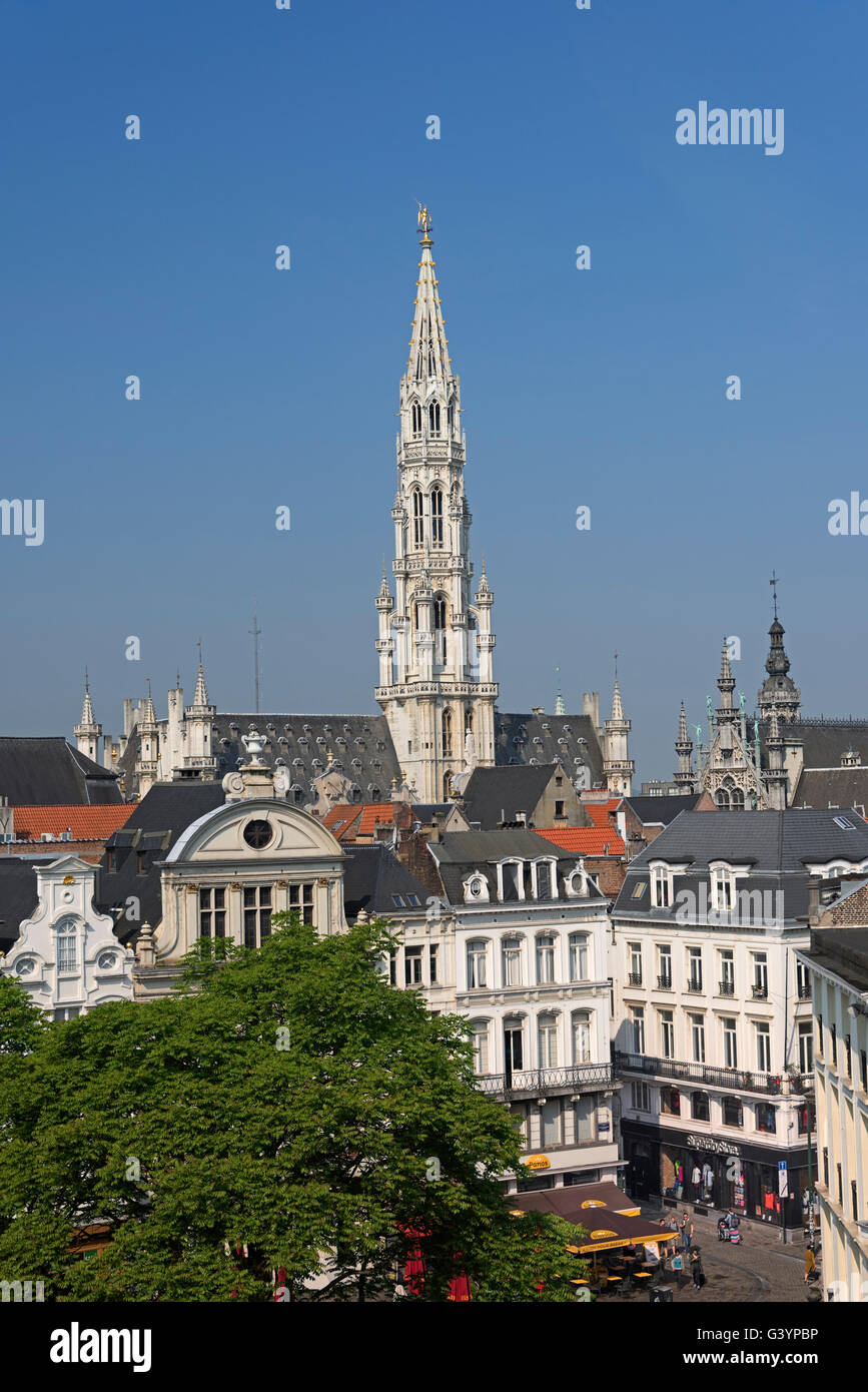 Vista sulla città di Agora quadrato e Hôtel de Ville guglia Bruxelles Belgio Foto Stock