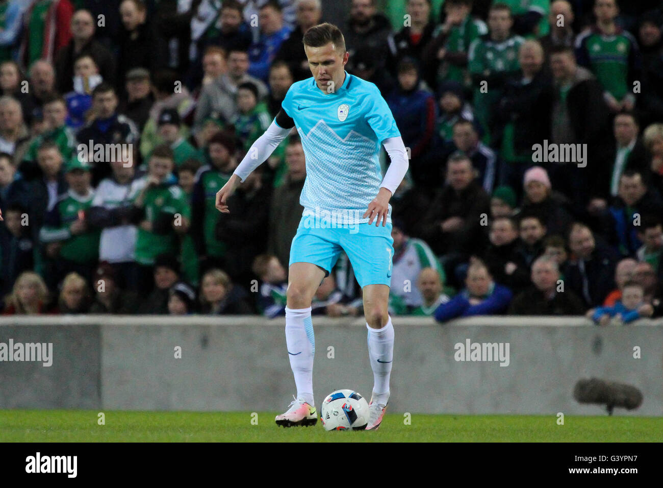 Belfast, Irlanda del Nord - 28 Marzo 2016. Irlanda del Nord 1 La Slovenia 0 (gentile). Josip Ilicic (7) la Slovenia. Foto Stock