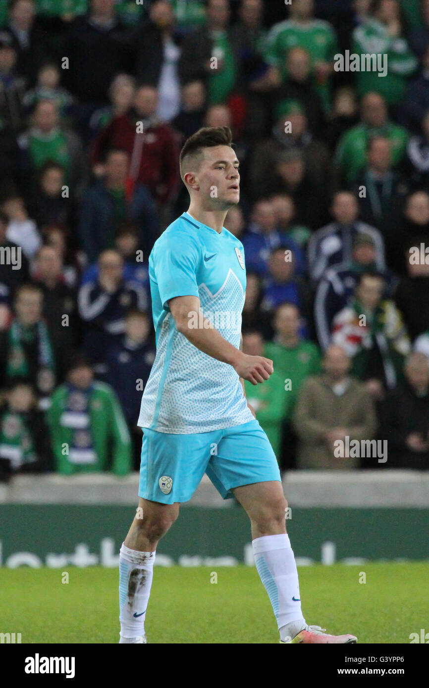 Belfast, Irlanda del Nord - 28 Marzo 2016. Irlanda del Nord 1 La Slovenia 0 (gentile). Benjamin Verbic (21) Slovenia. Foto Stock