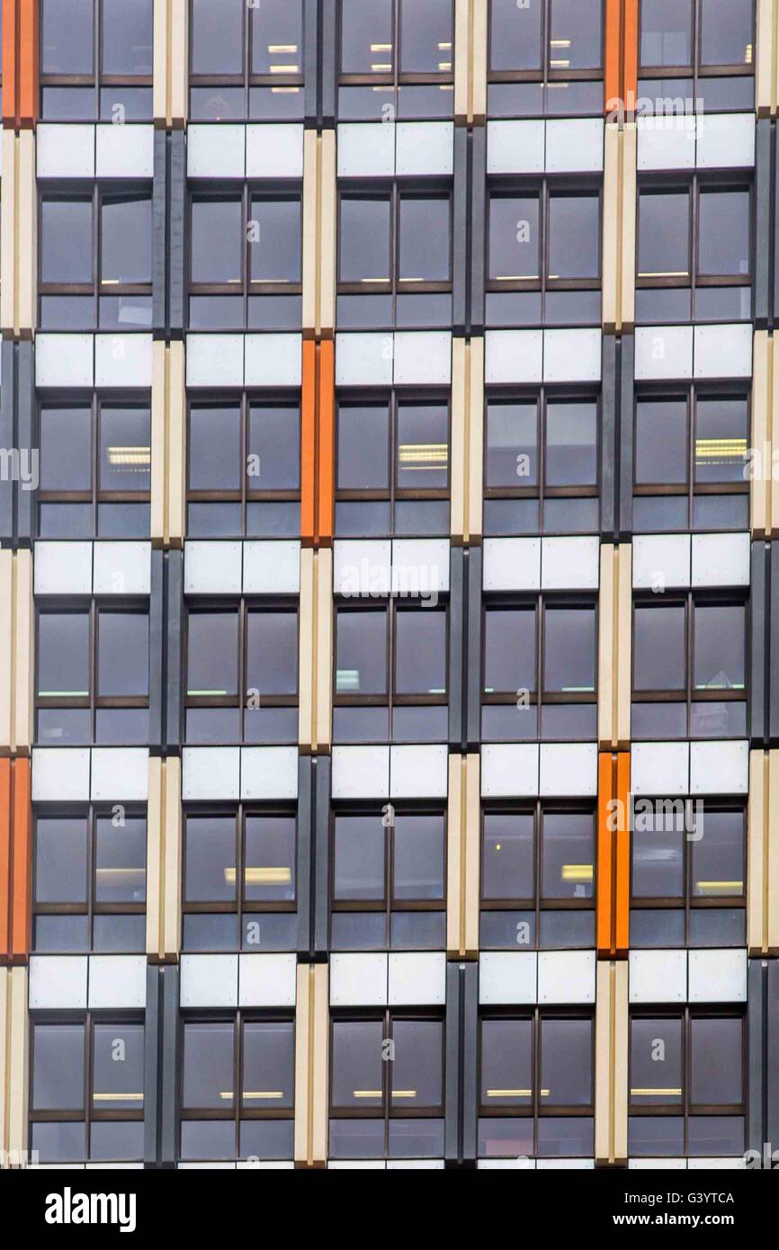 Una bella e colorata e finestra grafica design su un blocco di uffici nella città di Melbourne Foto Stock