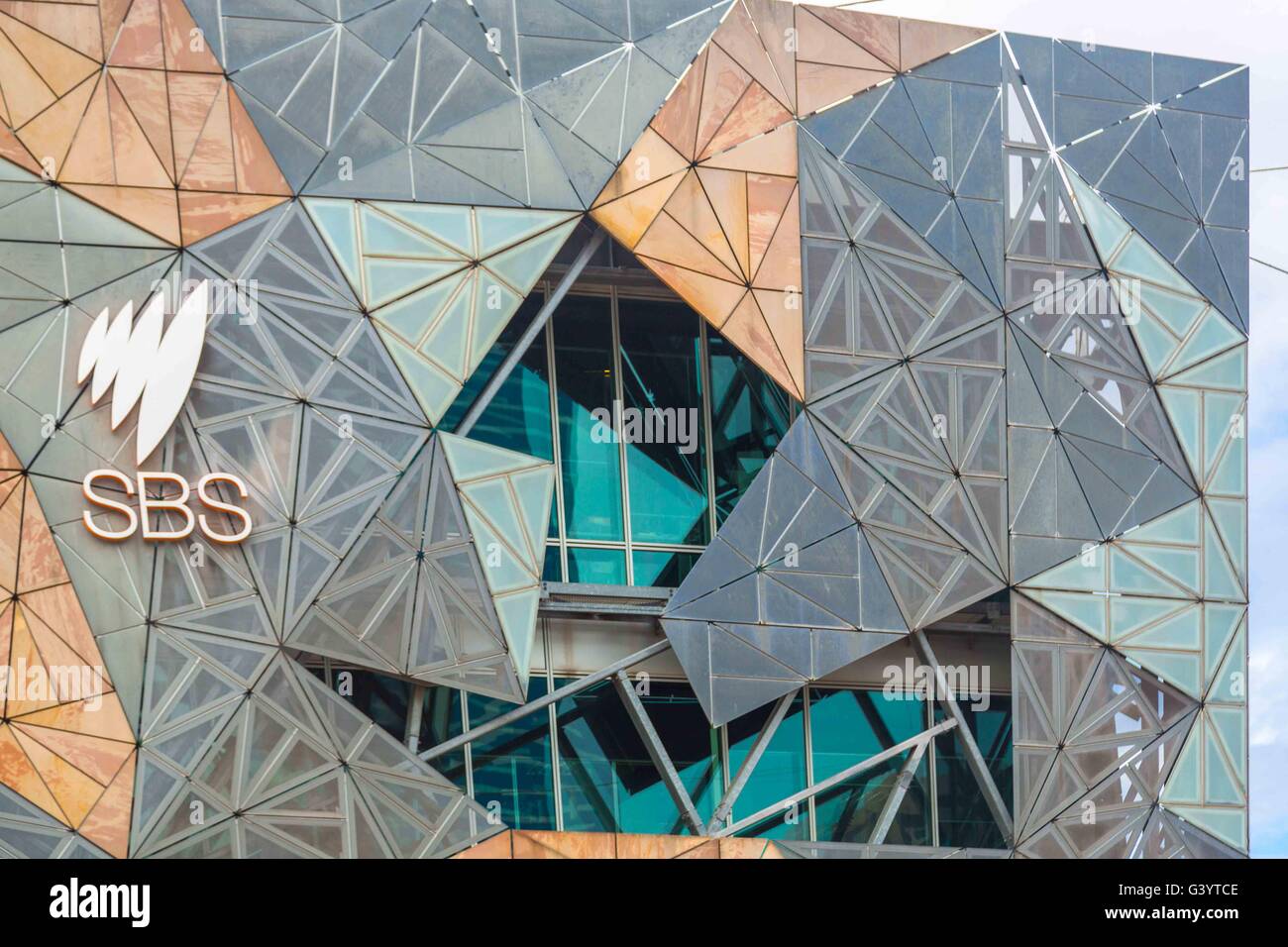 Al di fuori dell'edificio di SBS, Federation Square nella città di Melbourne, Australia Foto Stock