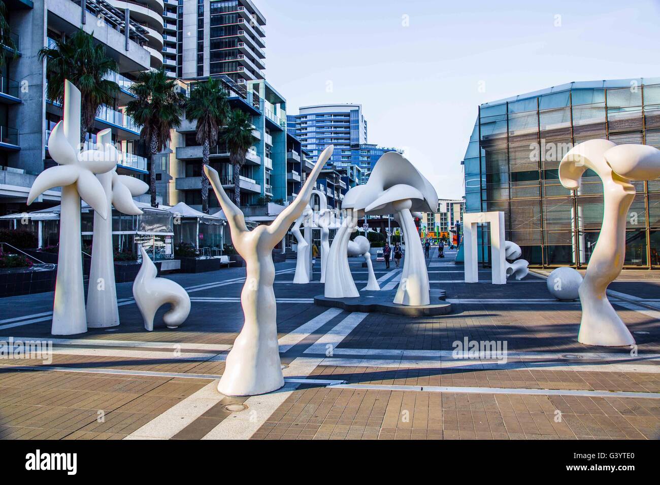 Una serie di white street sculture a Melbourne DOCKLANDS, Australia Foto Stock