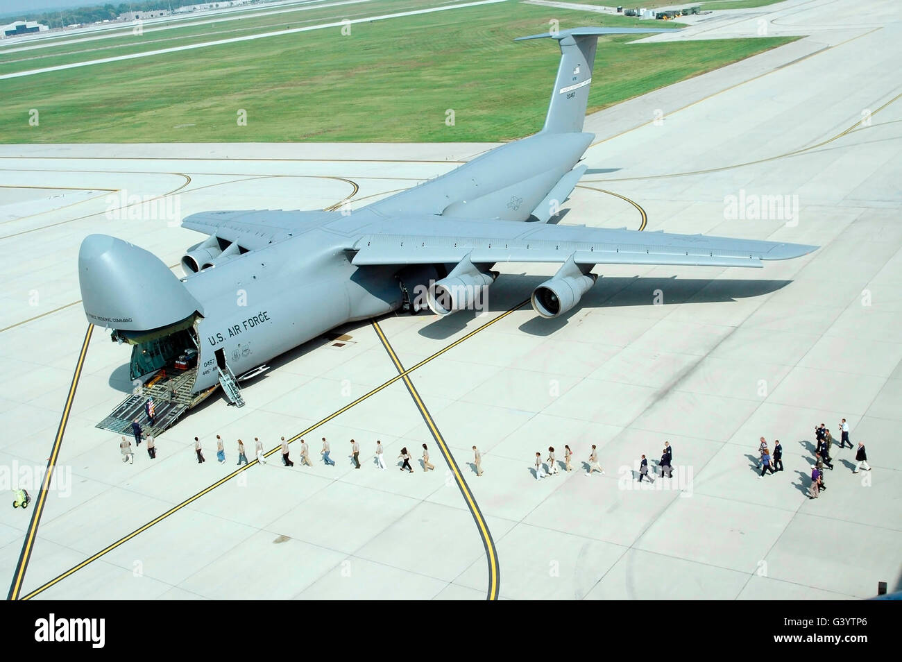Linea di persone fino a immettere il 445th Airlift Wing del primo C-5 Galaxy. Foto Stock