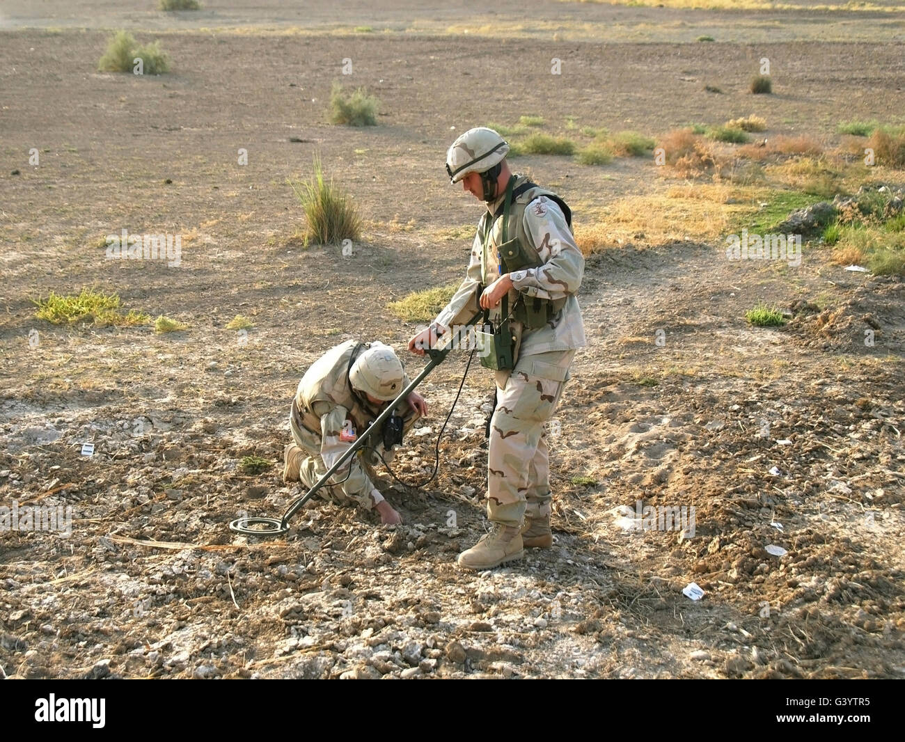 I soldati usa un rilevatore di mine per la ricerca di ordigni esplosivi artigianali. Foto Stock