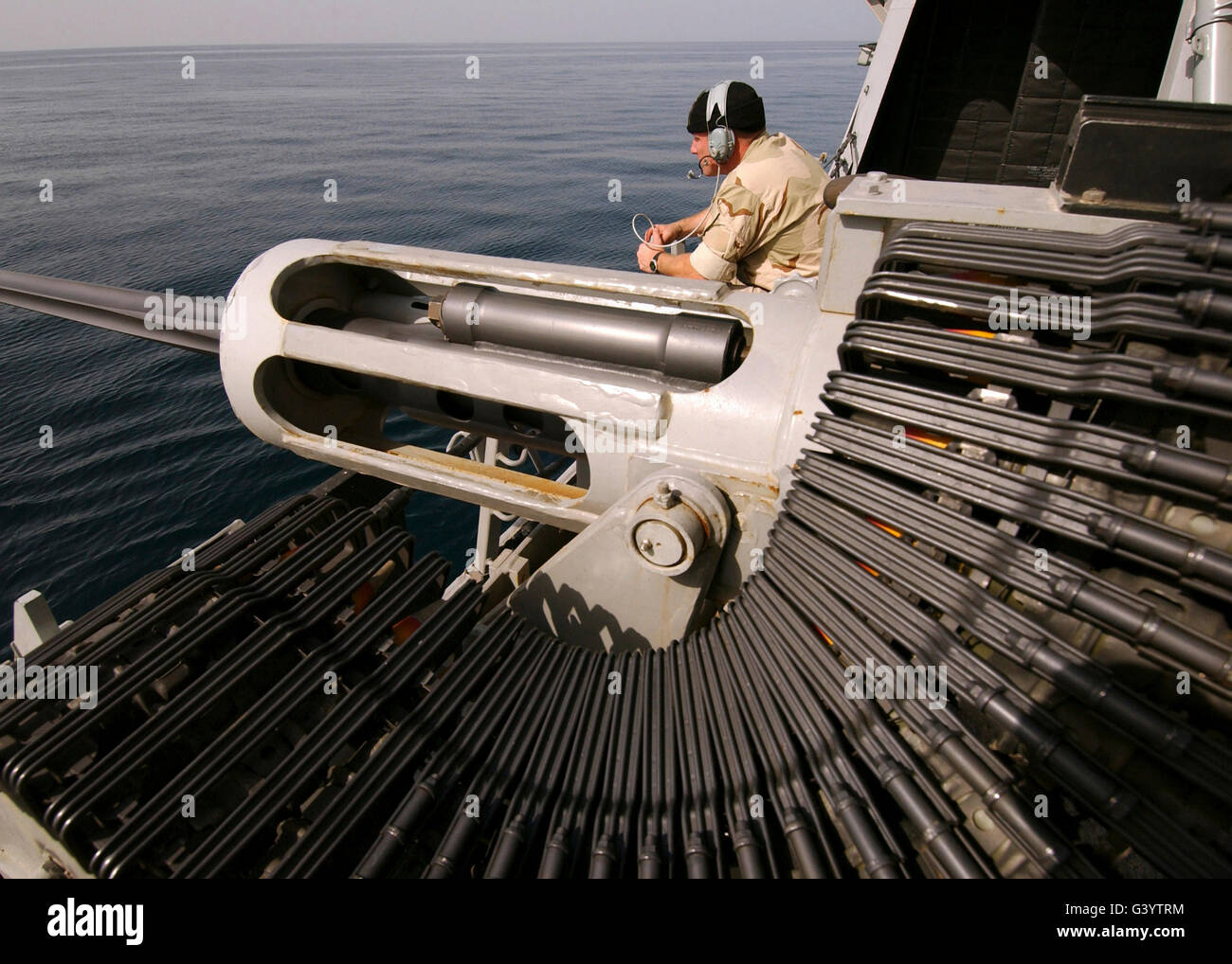 Artigliere manning un MC-38 25mm heavy machine gun system a bordo della USS Mason. Foto Stock