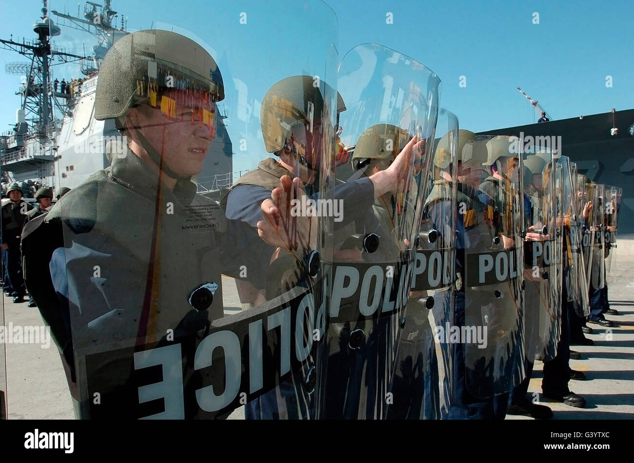 Un antisommossa team bretelle per simulare un attacco. Foto Stock